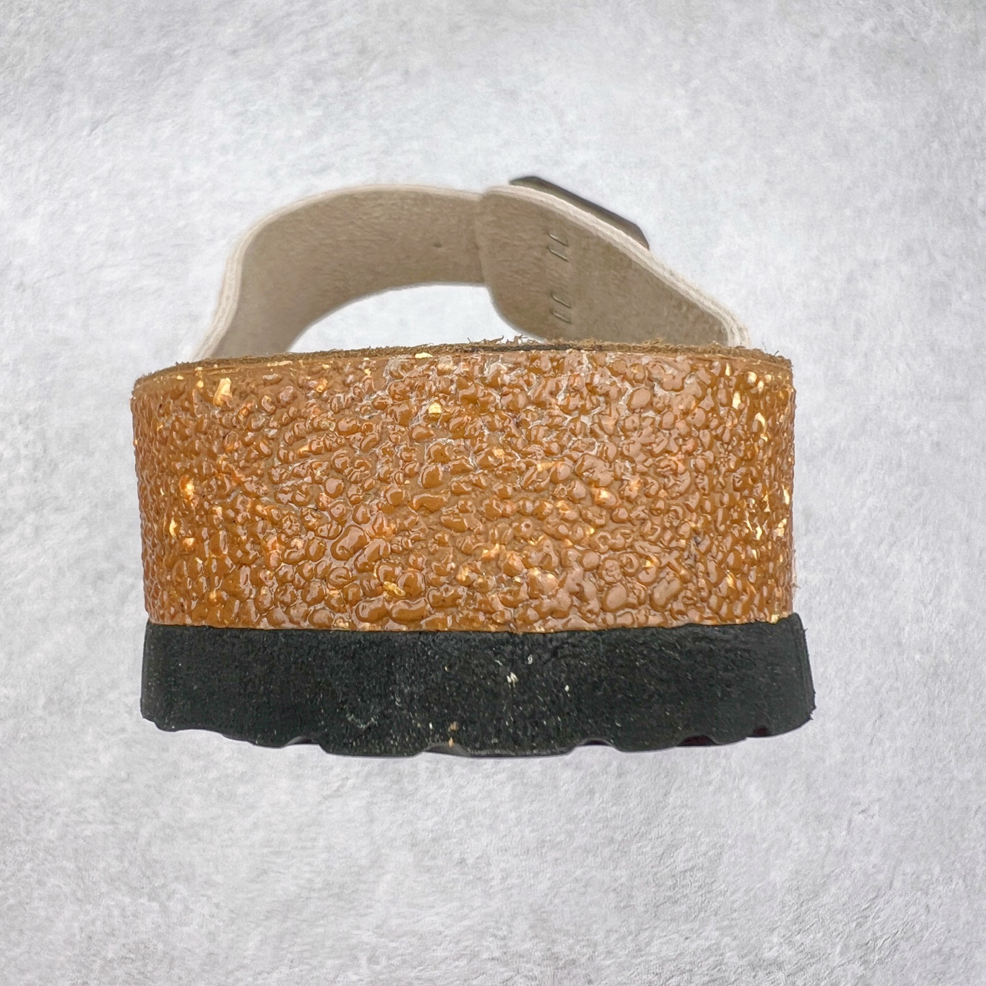 图片[8]-＃福利特价 Birkenstock Arizona 系列勃肯皮革绒面双扣时尚凉拖鞋 牛皮绒面革质地柔软 搭配可调节鞋扣提升穿着舒适度 人体工学设计分散脚部压力 保护脚踝 软木乳胶鞋床具有一定的收缩性 长时间穿着后能贴合脚型 EVA鞋底回弹性和抗张性力高 具有良好的防震、缓冲性 四季皆宜 柔软的鞋床采用额外的泡沫缓冲层 提供额外的舒适感和全天支撑 尺码：35-44-选品中心