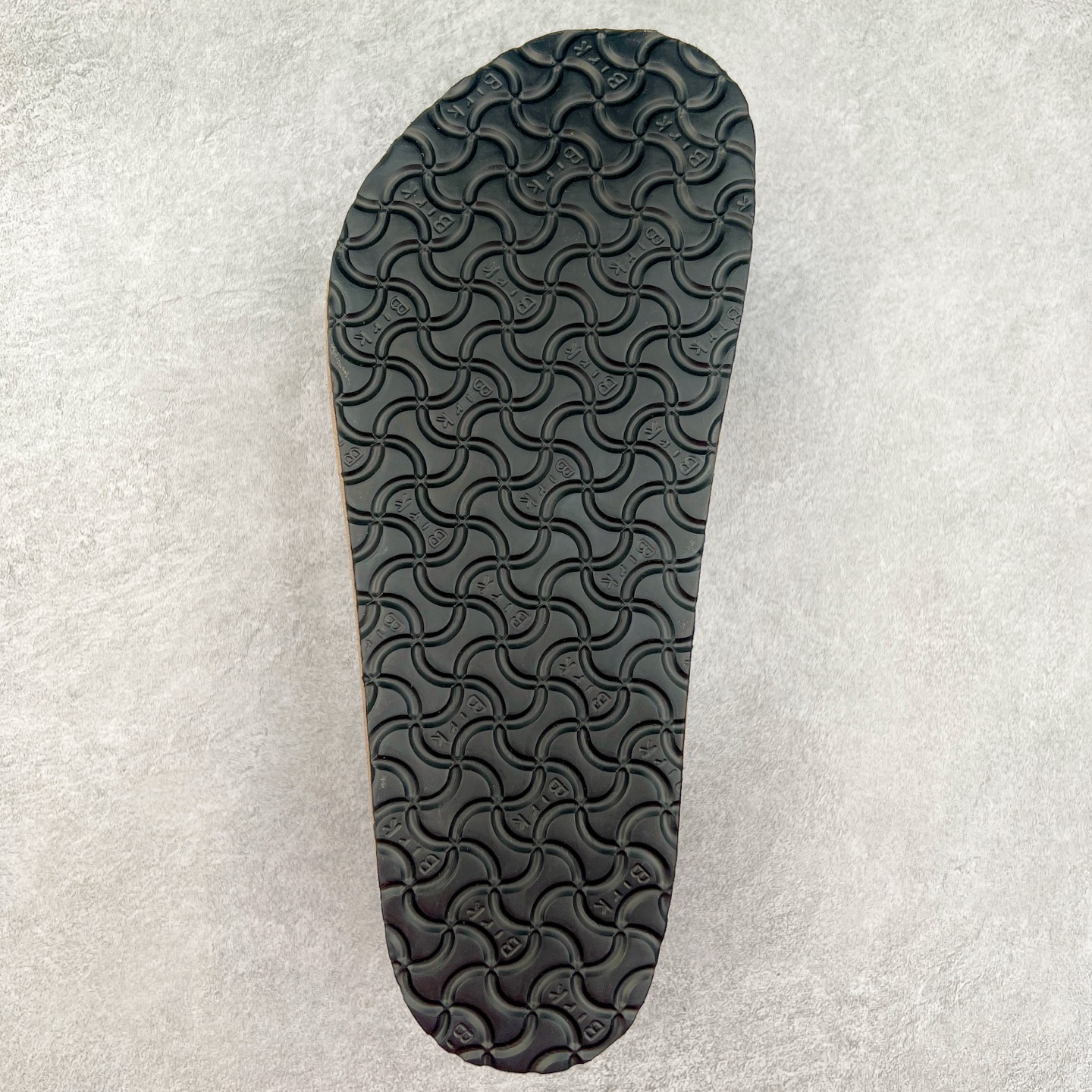 图片[9]-＃福利特价 Birkenstock Arizona 系列勃肯皮革绒面双扣时尚凉拖鞋 牛皮绒面革质地柔软 搭配可调节鞋扣提升穿着舒适度 人体工学设计分散脚部压力 保护脚踝 软木乳胶鞋床具有一定的收缩性 长时间穿着后能贴合脚型 EVA鞋底回弹性和抗张性力高 具有良好的防震、缓冲性 四季皆宜 柔软的鞋床采用额外的泡沫缓冲层 提供额外的舒适感和全天支撑 尺码：35-44-选品中心