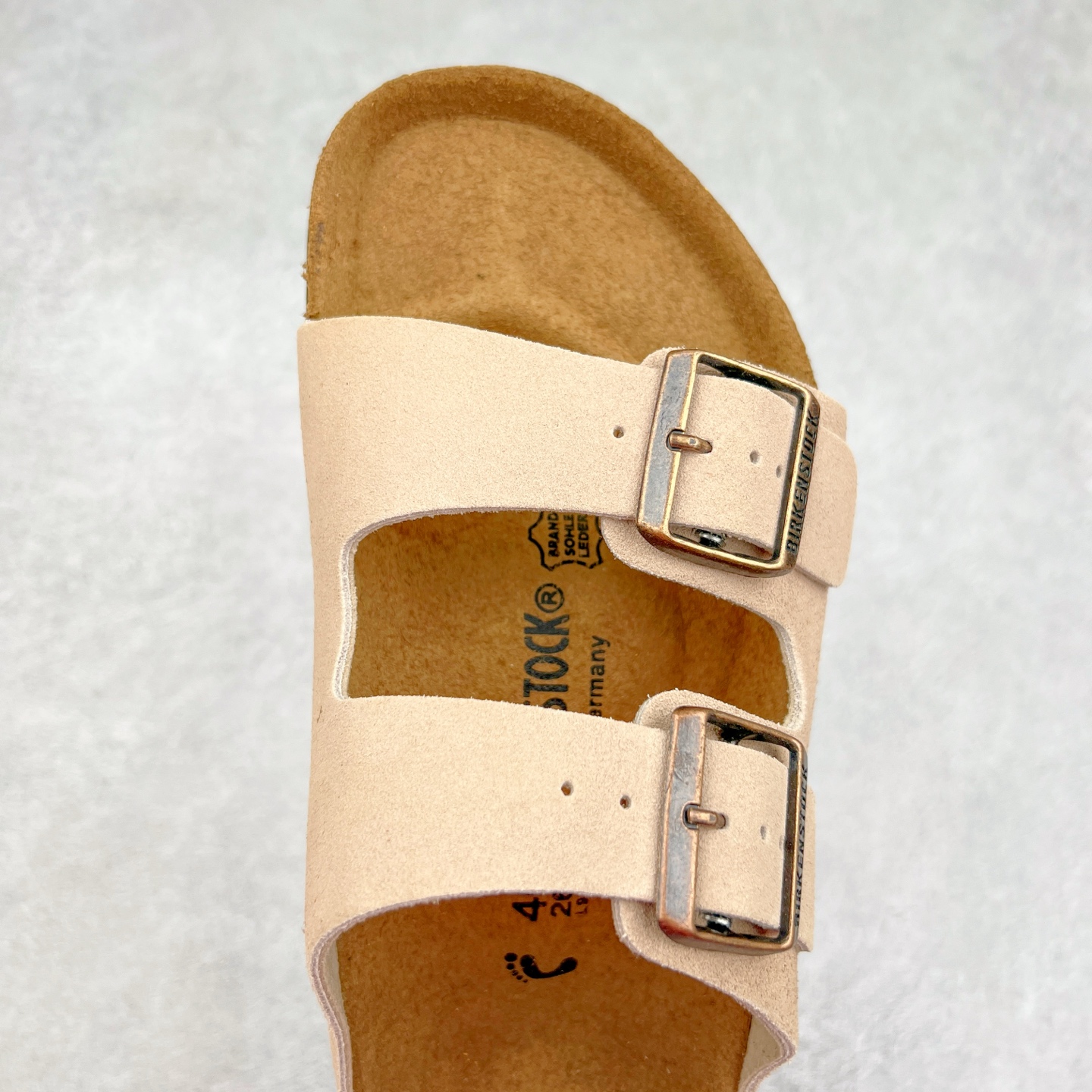 图片[4]-＃福利特价 Birkenstock Arizona 系列勃肯皮革绒面双扣时尚凉拖鞋 牛皮绒面革质地柔软 搭配可调节鞋扣提升穿着舒适度 人体工学设计分散脚部压力 保护脚踝 软木乳胶鞋床具有一定的收缩性 长时间穿着后能贴合脚型 EVA鞋底回弹性和抗张性力高 具有良好的防震、缓冲性 四季皆宜 柔软的鞋床采用额外的泡沫缓冲层 提供额外的舒适感和全天支撑 尺码：35-44-选品中心