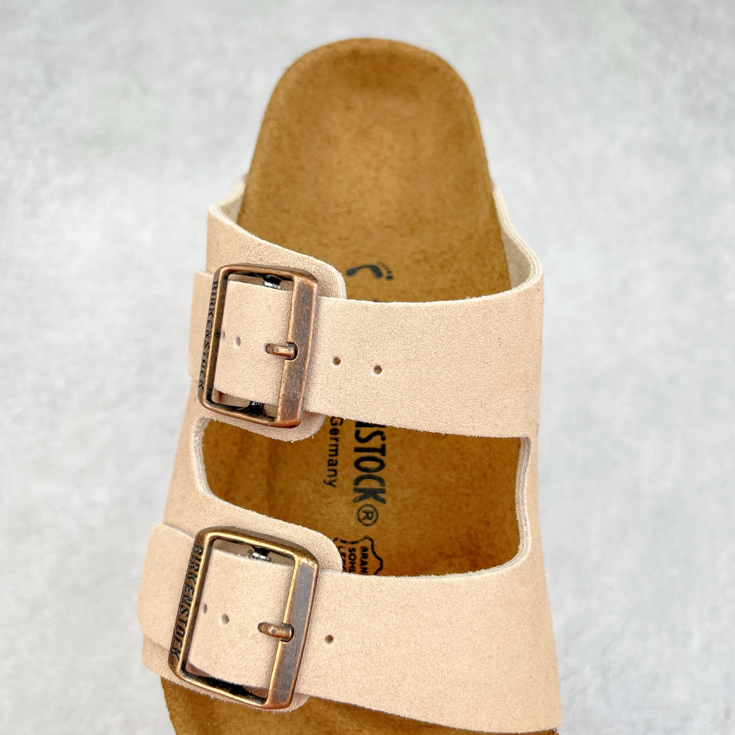 图片[5]-＃福利特价 Birkenstock Arizona 系列勃肯皮革绒面双扣时尚凉拖鞋 牛皮绒面革质地柔软 搭配可调节鞋扣提升穿着舒适度 人体工学设计分散脚部压力 保护脚踝 软木乳胶鞋床具有一定的收缩性 长时间穿着后能贴合脚型 EVA鞋底回弹性和抗张性力高 具有良好的防震、缓冲性 四季皆宜 柔软的鞋床采用额外的泡沫缓冲层 提供额外的舒适感和全天支撑 尺码：35-44-选品中心