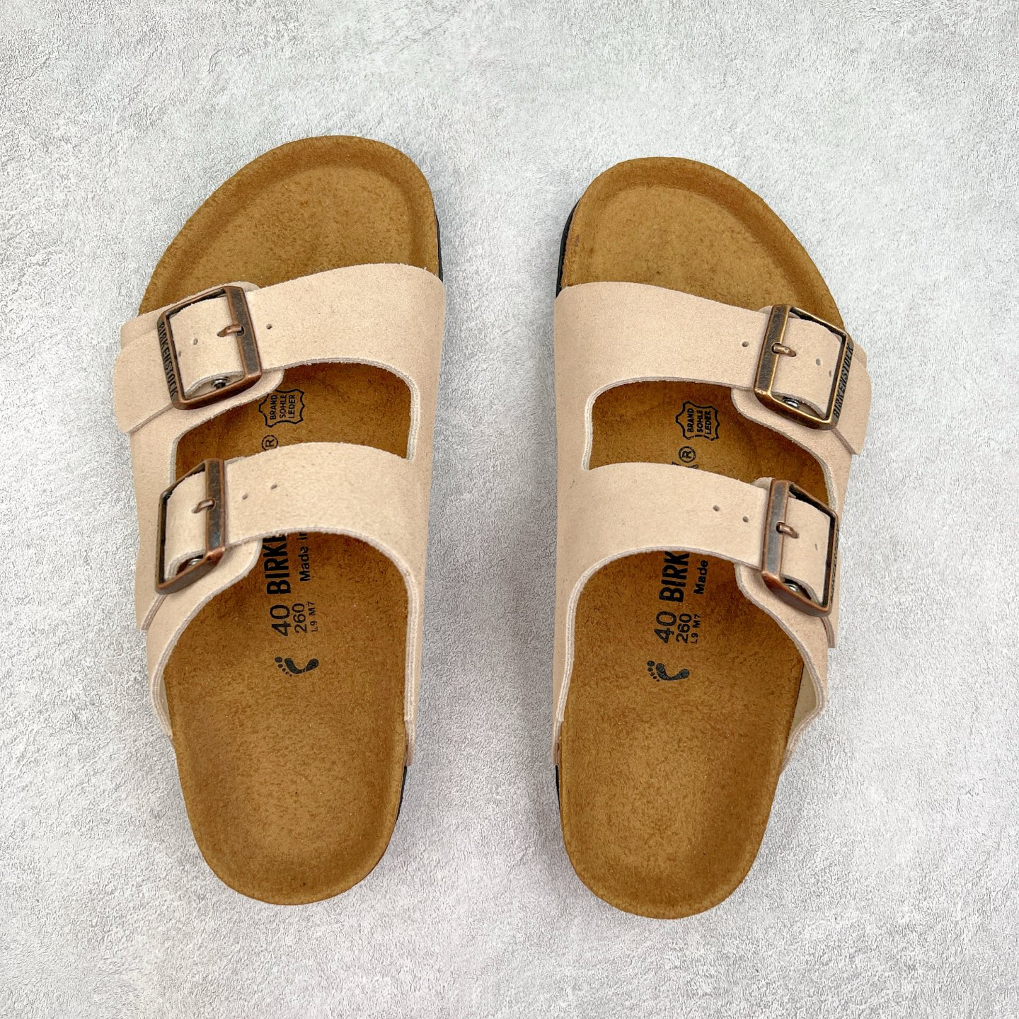 图片[3]-＃福利特价 Birkenstock Arizona 系列勃肯皮革绒面双扣时尚凉拖鞋 牛皮绒面革质地柔软 搭配可调节鞋扣提升穿着舒适度 人体工学设计分散脚部压力 保护脚踝 软木乳胶鞋床具有一定的收缩性 长时间穿着后能贴合脚型 EVA鞋底回弹性和抗张性力高 具有良好的防震、缓冲性 四季皆宜 柔软的鞋床采用额外的泡沫缓冲层 提供额外的舒适感和全天支撑 尺码：35-44-选品中心