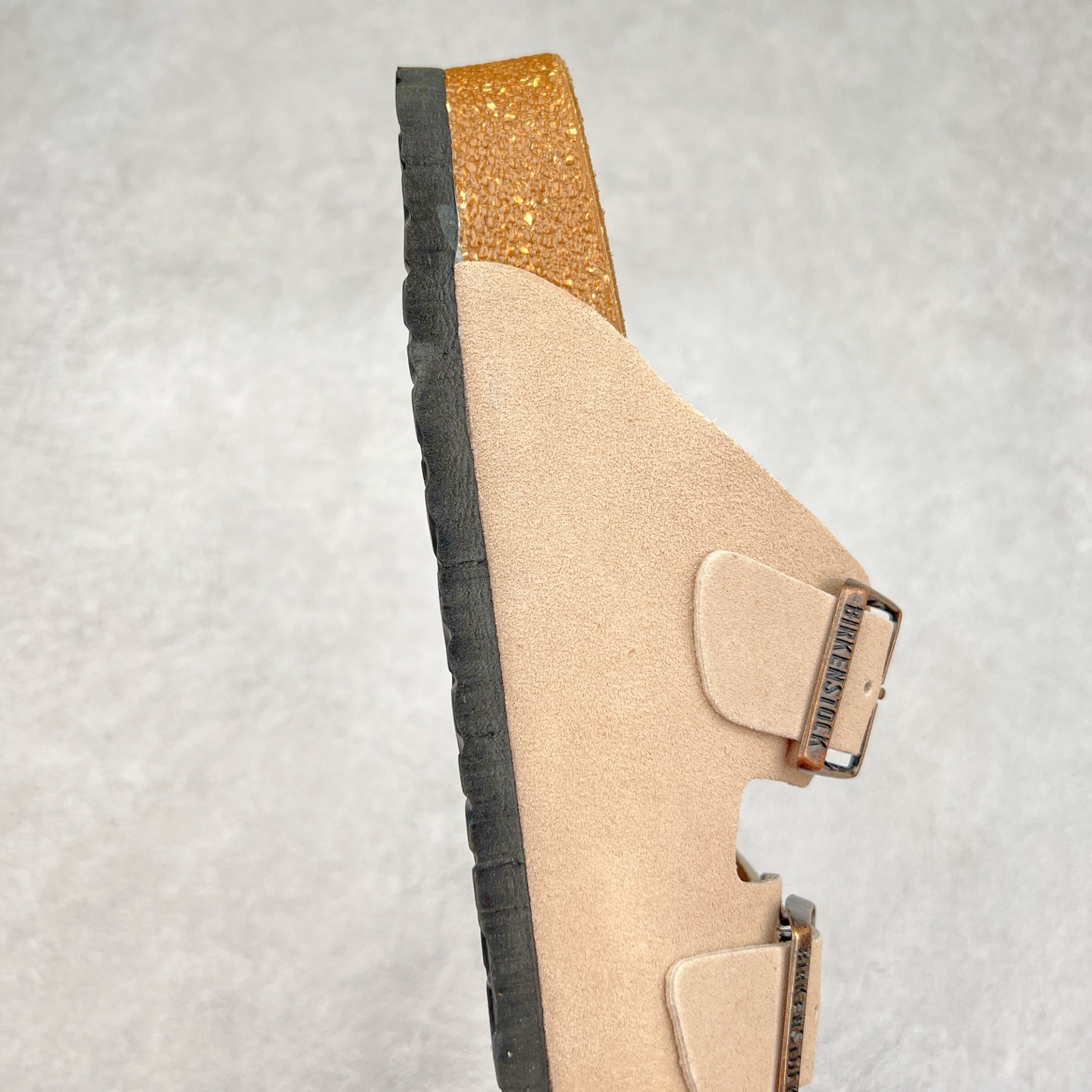 图片[6]-＃福利特价 Birkenstock Arizona 系列勃肯皮革绒面双扣时尚凉拖鞋 牛皮绒面革质地柔软 搭配可调节鞋扣提升穿着舒适度 人体工学设计分散脚部压力 保护脚踝 软木乳胶鞋床具有一定的收缩性 长时间穿着后能贴合脚型 EVA鞋底回弹性和抗张性力高 具有良好的防震、缓冲性 四季皆宜 柔软的鞋床采用额外的泡沫缓冲层 提供额外的舒适感和全天支撑 尺码：35-44-选品中心