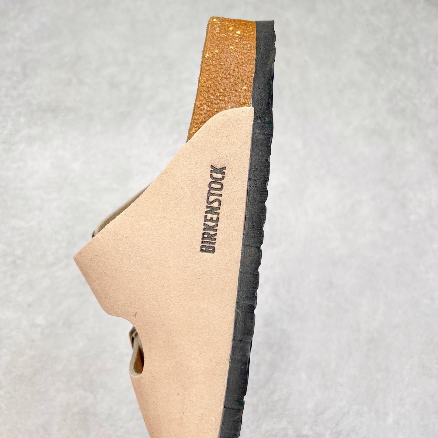 图片[7]-＃福利特价 Birkenstock Arizona 系列勃肯皮革绒面双扣时尚凉拖鞋 牛皮绒面革质地柔软 搭配可调节鞋扣提升穿着舒适度 人体工学设计分散脚部压力 保护脚踝 软木乳胶鞋床具有一定的收缩性 长时间穿着后能贴合脚型 EVA鞋底回弹性和抗张性力高 具有良好的防震、缓冲性 四季皆宜 柔软的鞋床采用额外的泡沫缓冲层 提供额外的舒适感和全天支撑 尺码：35-44-选品中心