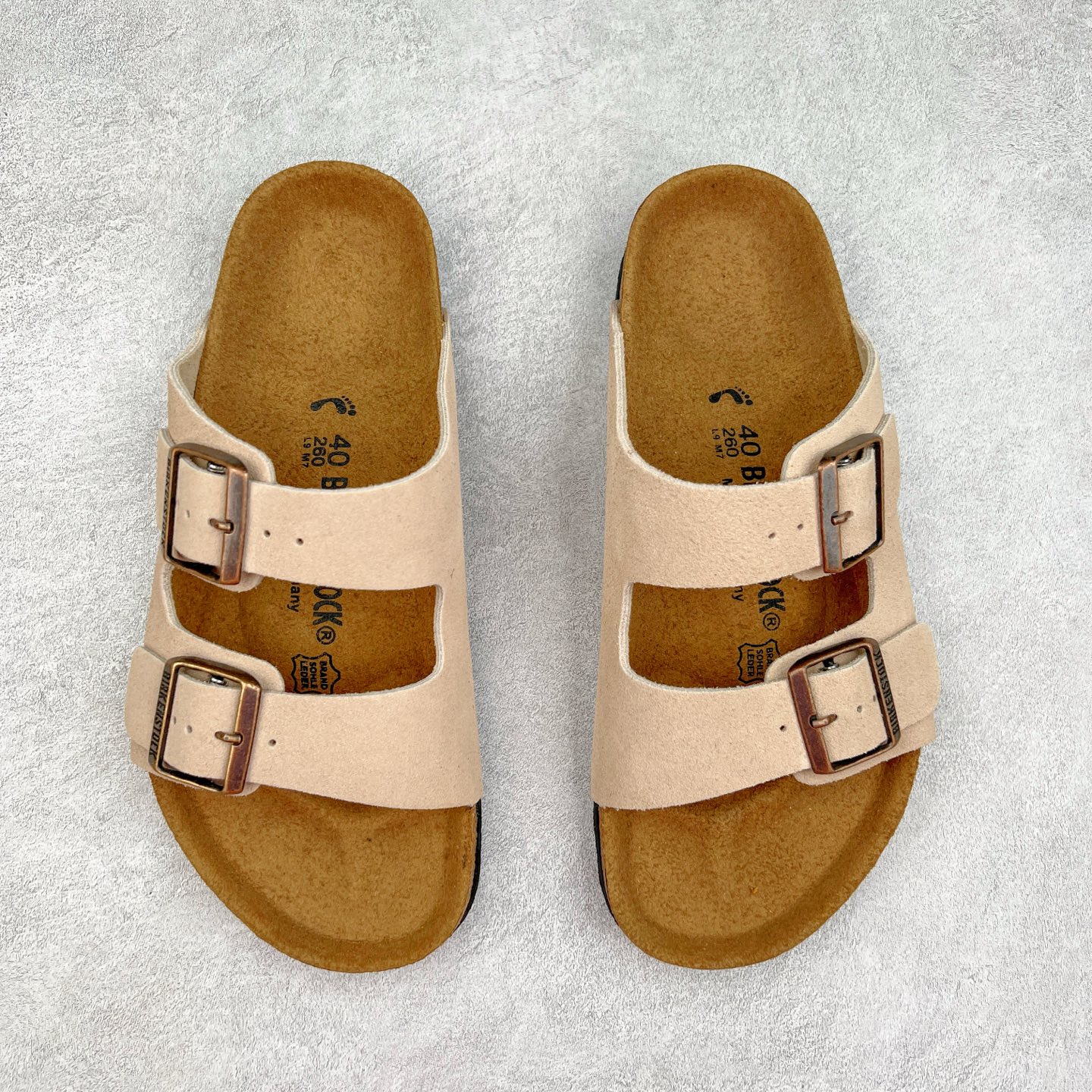 图片[2]-＃福利特价 Birkenstock Arizona 系列勃肯皮革绒面双扣时尚凉拖鞋 牛皮绒面革质地柔软 搭配可调节鞋扣提升穿着舒适度 人体工学设计分散脚部压力 保护脚踝 软木乳胶鞋床具有一定的收缩性 长时间穿着后能贴合脚型 EVA鞋底回弹性和抗张性力高 具有良好的防震、缓冲性 四季皆宜 柔软的鞋床采用额外的泡沫缓冲层 提供额外的舒适感和全天支撑 尺码：35-44-选品中心