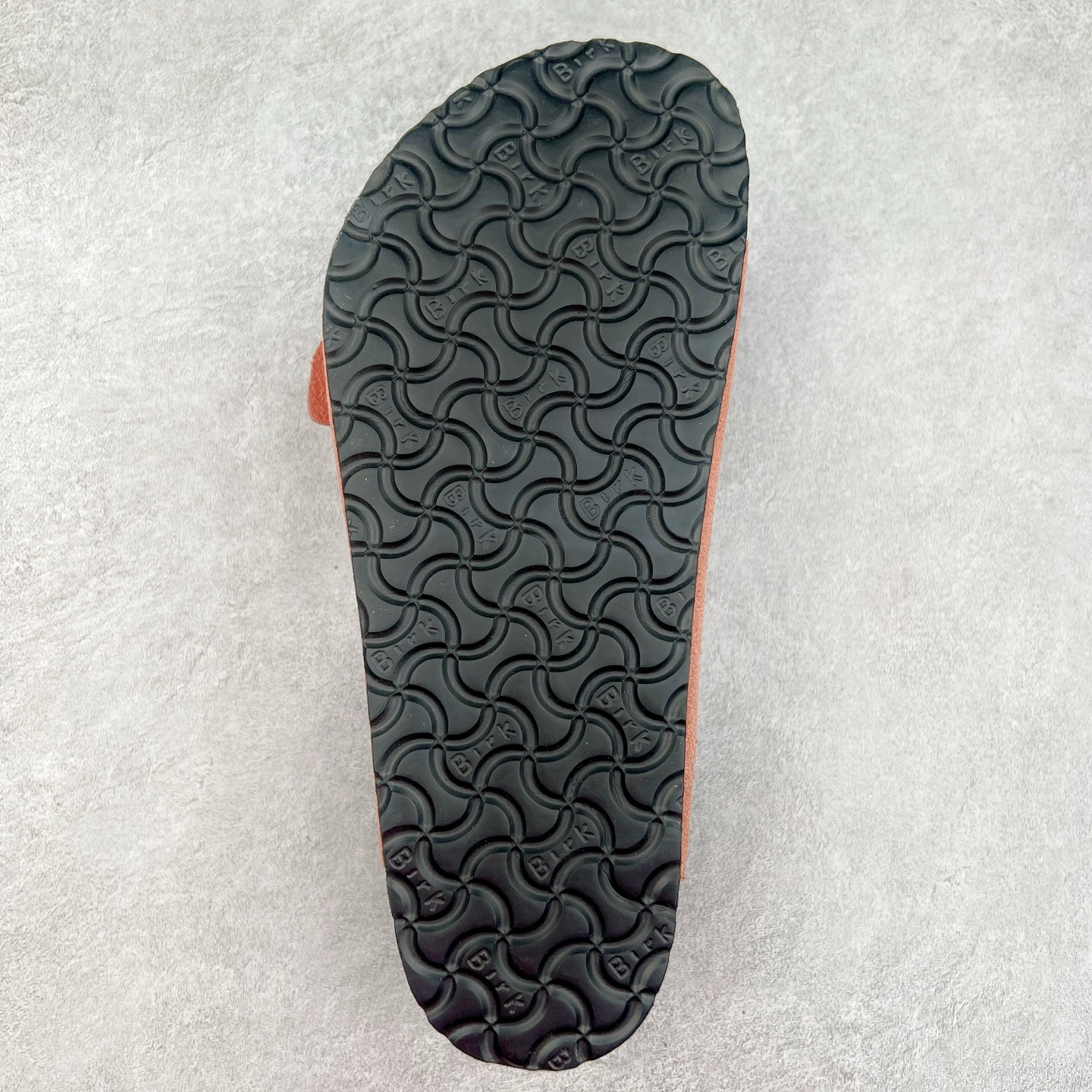 图片[9]-＃福利特价 Birkenstock Arizona 系列勃肯皮革绒面双扣时尚凉拖鞋 牛皮绒面革质地柔软 搭配可调节鞋扣提升穿着舒适度 人体工学设计分散脚部压力 保护脚踝 软木乳胶鞋床具有一定的收缩性 长时间穿着后能贴合脚型 EVA鞋底回弹性和抗张性力高 具有良好的防震、缓冲性 四季皆宜 柔软的鞋床采用额外的泡沫缓冲层 提供额外的舒适感和全天支撑 尺码：35-44-选品中心