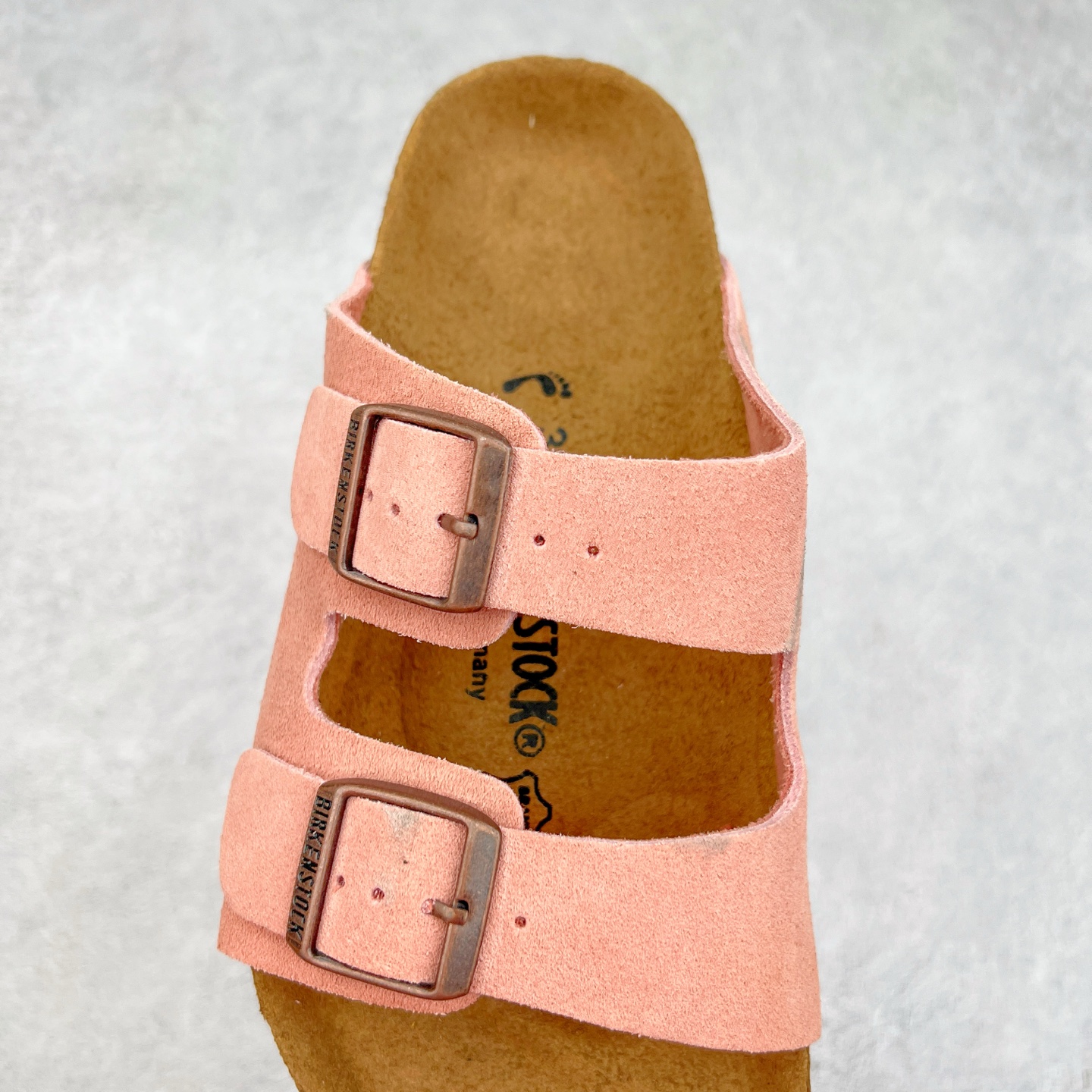 图片[5]-＃福利特价 Birkenstock Arizona 系列勃肯皮革绒面双扣时尚凉拖鞋 牛皮绒面革质地柔软 搭配可调节鞋扣提升穿着舒适度 人体工学设计分散脚部压力 保护脚踝 软木乳胶鞋床具有一定的收缩性 长时间穿着后能贴合脚型 EVA鞋底回弹性和抗张性力高 具有良好的防震、缓冲性 四季皆宜 柔软的鞋床采用额外的泡沫缓冲层 提供额外的舒适感和全天支撑 尺码：35-44-选品中心