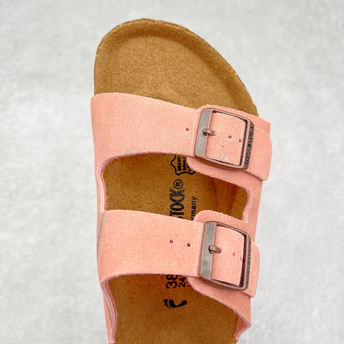 图片[4]-＃福利特价 Birkenstock Arizona 系列勃肯皮革绒面双扣时尚凉拖鞋 牛皮绒面革质地柔软 搭配可调节鞋扣提升穿着舒适度 人体工学设计分散脚部压力 保护脚踝 软木乳胶鞋床具有一定的收缩性 长时间穿着后能贴合脚型 EVA鞋底回弹性和抗张性力高 具有良好的防震、缓冲性 四季皆宜 柔软的鞋床采用额外的泡沫缓冲层 提供额外的舒适感和全天支撑 尺码：35-44-选品中心