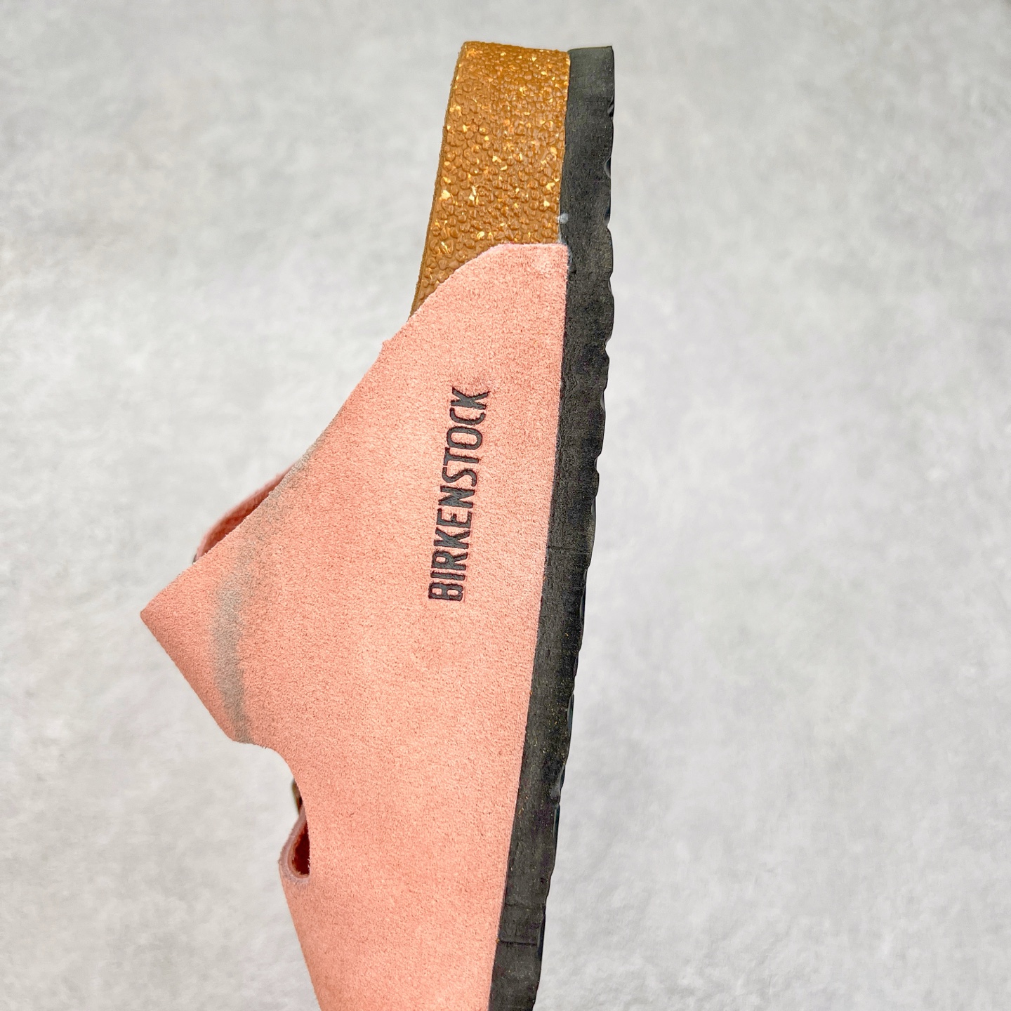 图片[7]-＃福利特价 Birkenstock Arizona 系列勃肯皮革绒面双扣时尚凉拖鞋 牛皮绒面革质地柔软 搭配可调节鞋扣提升穿着舒适度 人体工学设计分散脚部压力 保护脚踝 软木乳胶鞋床具有一定的收缩性 长时间穿着后能贴合脚型 EVA鞋底回弹性和抗张性力高 具有良好的防震、缓冲性 四季皆宜 柔软的鞋床采用额外的泡沫缓冲层 提供额外的舒适感和全天支撑 尺码：35-44-选品中心