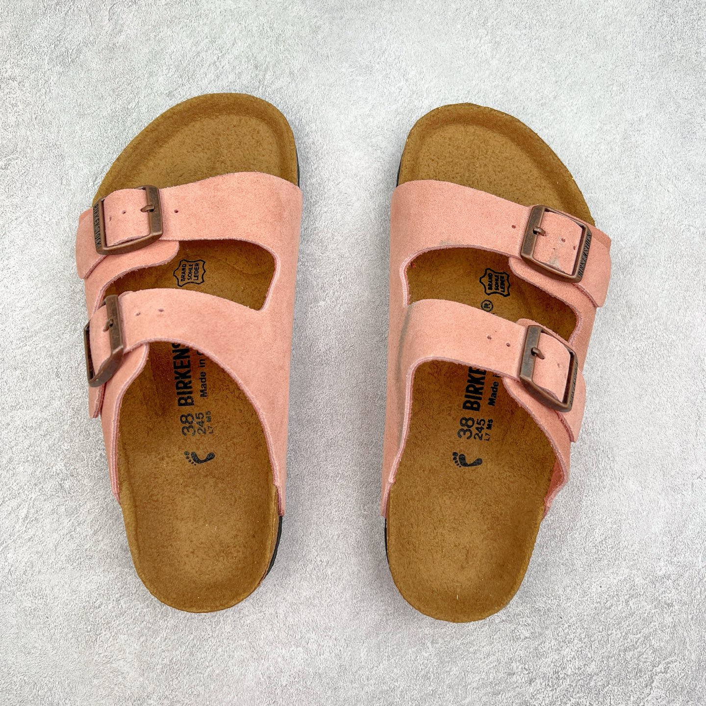 图片[3]-＃福利特价 Birkenstock Arizona 系列勃肯皮革绒面双扣时尚凉拖鞋 牛皮绒面革质地柔软 搭配可调节鞋扣提升穿着舒适度 人体工学设计分散脚部压力 保护脚踝 软木乳胶鞋床具有一定的收缩性 长时间穿着后能贴合脚型 EVA鞋底回弹性和抗张性力高 具有良好的防震、缓冲性 四季皆宜 柔软的鞋床采用额外的泡沫缓冲层 提供额外的舒适感和全天支撑 尺码：35-44-选品中心
