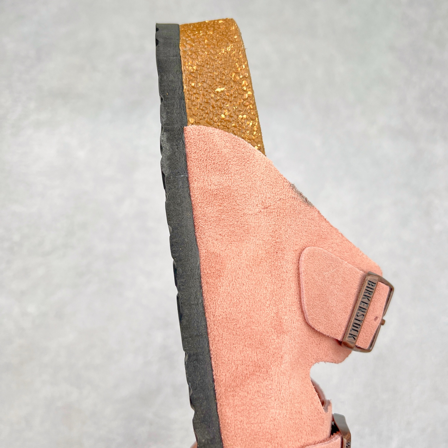 图片[6]-＃福利特价 Birkenstock Arizona 系列勃肯皮革绒面双扣时尚凉拖鞋 牛皮绒面革质地柔软 搭配可调节鞋扣提升穿着舒适度 人体工学设计分散脚部压力 保护脚踝 软木乳胶鞋床具有一定的收缩性 长时间穿着后能贴合脚型 EVA鞋底回弹性和抗张性力高 具有良好的防震、缓冲性 四季皆宜 柔软的鞋床采用额外的泡沫缓冲层 提供额外的舒适感和全天支撑 尺码：35-44-选品中心