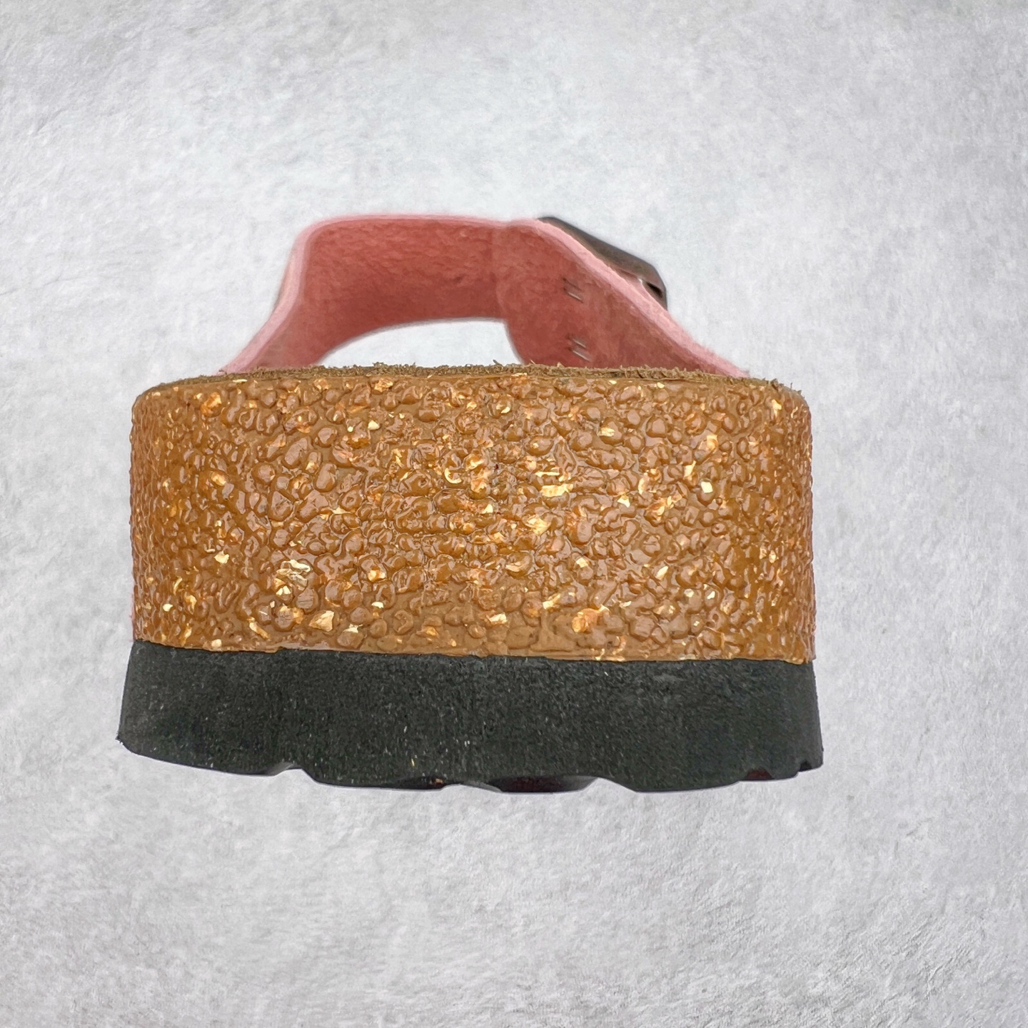 图片[8]-＃福利特价 Birkenstock Arizona 系列勃肯皮革绒面双扣时尚凉拖鞋 牛皮绒面革质地柔软 搭配可调节鞋扣提升穿着舒适度 人体工学设计分散脚部压力 保护脚踝 软木乳胶鞋床具有一定的收缩性 长时间穿着后能贴合脚型 EVA鞋底回弹性和抗张性力高 具有良好的防震、缓冲性 四季皆宜 柔软的鞋床采用额外的泡沫缓冲层 提供额外的舒适感和全天支撑 尺码：35-44-选品中心