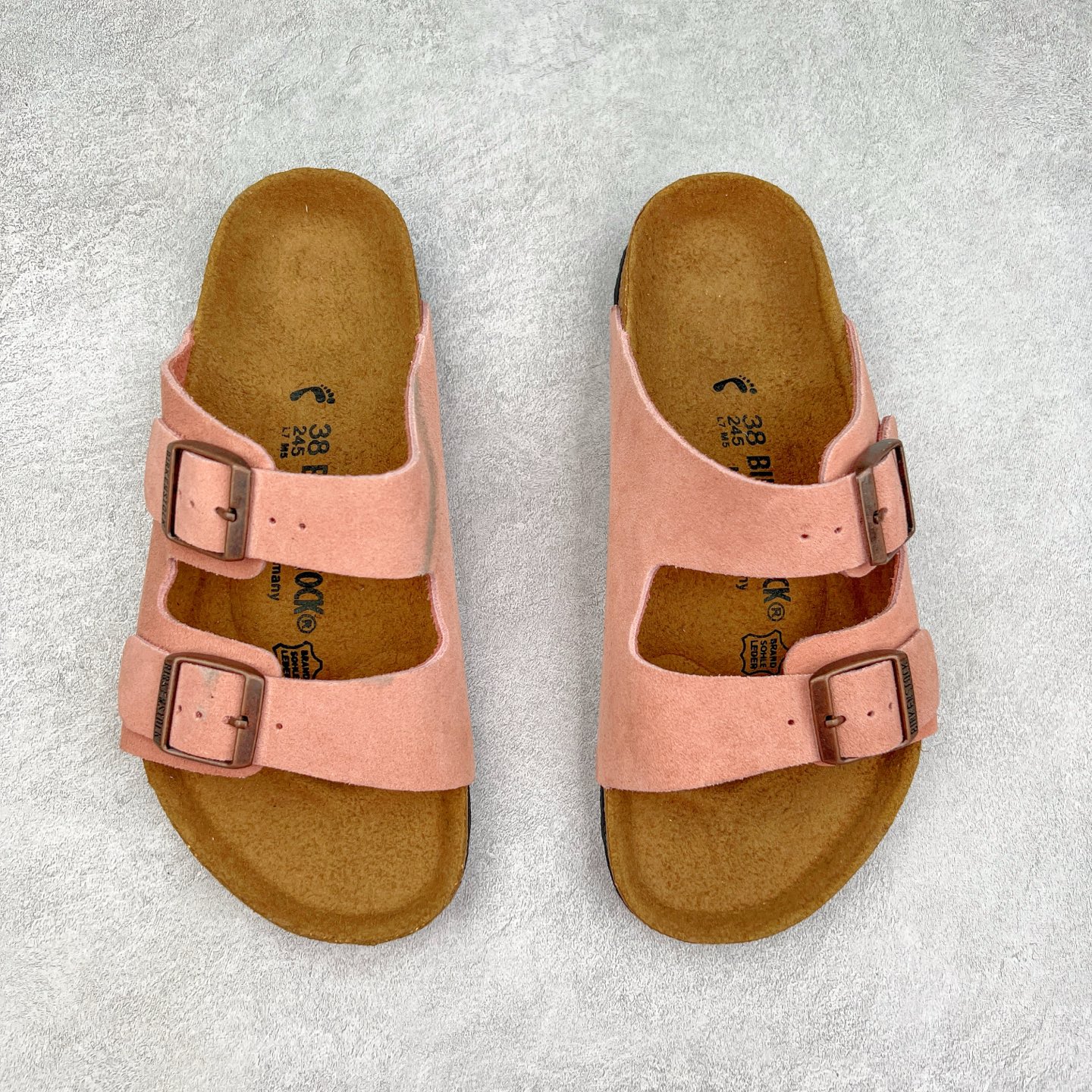图片[2]-＃福利特价 Birkenstock Arizona 系列勃肯皮革绒面双扣时尚凉拖鞋 牛皮绒面革质地柔软 搭配可调节鞋扣提升穿着舒适度 人体工学设计分散脚部压力 保护脚踝 软木乳胶鞋床具有一定的收缩性 长时间穿着后能贴合脚型 EVA鞋底回弹性和抗张性力高 具有良好的防震、缓冲性 四季皆宜 柔软的鞋床采用额外的泡沫缓冲层 提供额外的舒适感和全天支撑 尺码：35-44-选品中心