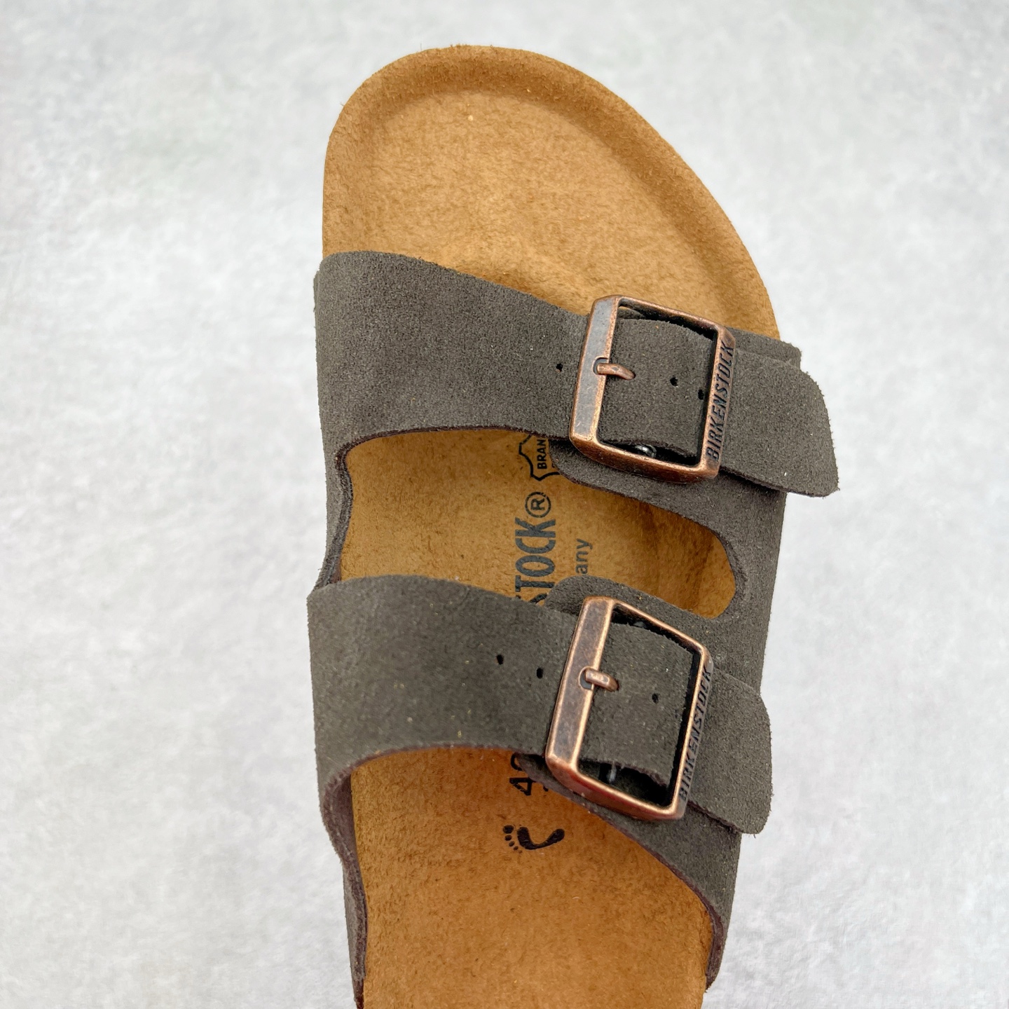图片[4]-＃福利特价 Birkenstock Arizona 系列勃肯皮革绒面双扣时尚凉拖鞋 牛皮绒面革质地柔软 搭配可调节鞋扣提升穿着舒适度 人体工学设计分散脚部压力 保护脚踝 软木乳胶鞋床具有一定的收缩性 长时间穿着后能贴合脚型 EVA鞋底回弹性和抗张性力高 具有良好的防震、缓冲性 四季皆宜 柔软的鞋床采用额外的泡沫缓冲层 提供额外的舒适感和全天支撑 尺码：35-44-选品中心