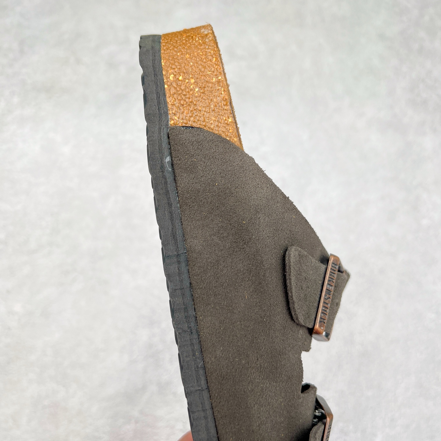 图片[6]-＃福利特价 Birkenstock Arizona 系列勃肯皮革绒面双扣时尚凉拖鞋 牛皮绒面革质地柔软 搭配可调节鞋扣提升穿着舒适度 人体工学设计分散脚部压力 保护脚踝 软木乳胶鞋床具有一定的收缩性 长时间穿着后能贴合脚型 EVA鞋底回弹性和抗张性力高 具有良好的防震、缓冲性 四季皆宜 柔软的鞋床采用额外的泡沫缓冲层 提供额外的舒适感和全天支撑 尺码：35-44-选品中心