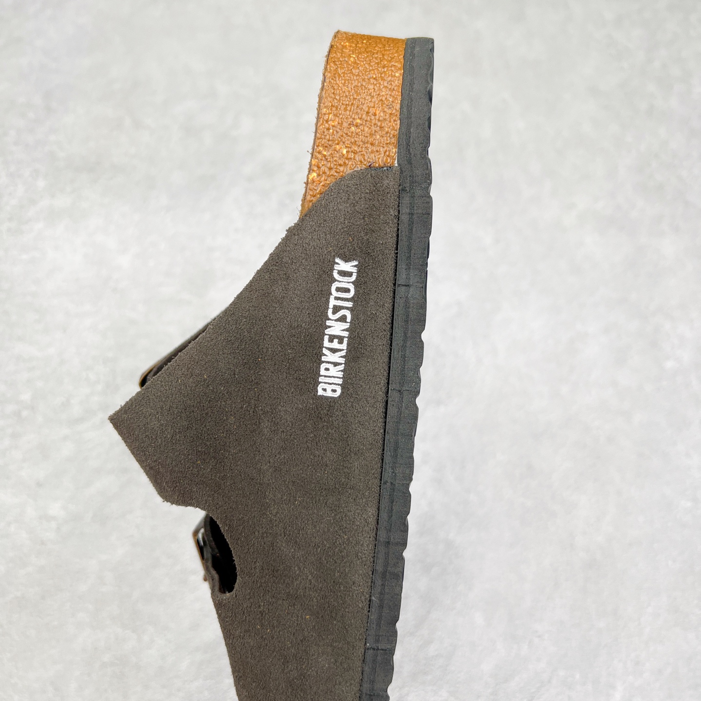 图片[7]-＃福利特价 Birkenstock Arizona 系列勃肯皮革绒面双扣时尚凉拖鞋 牛皮绒面革质地柔软 搭配可调节鞋扣提升穿着舒适度 人体工学设计分散脚部压力 保护脚踝 软木乳胶鞋床具有一定的收缩性 长时间穿着后能贴合脚型 EVA鞋底回弹性和抗张性力高 具有良好的防震、缓冲性 四季皆宜 柔软的鞋床采用额外的泡沫缓冲层 提供额外的舒适感和全天支撑 尺码：35-44-选品中心