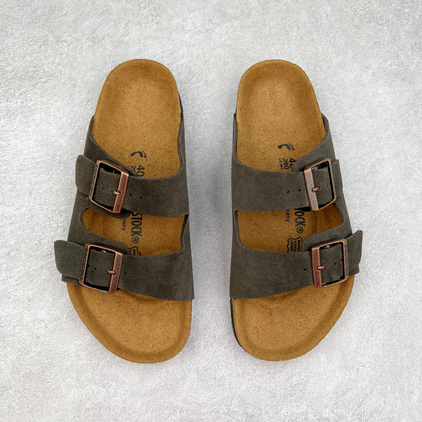 图片[2]-＃福利特价 Birkenstock Arizona 系列勃肯皮革绒面双扣时尚凉拖鞋 牛皮绒面革质地柔软 搭配可调节鞋扣提升穿着舒适度 人体工学设计分散脚部压力 保护脚踝 软木乳胶鞋床具有一定的收缩性 长时间穿着后能贴合脚型 EVA鞋底回弹性和抗张性力高 具有良好的防震、缓冲性 四季皆宜 柔软的鞋床采用额外的泡沫缓冲层 提供额外的舒适感和全天支撑 尺码：35-44-选品中心