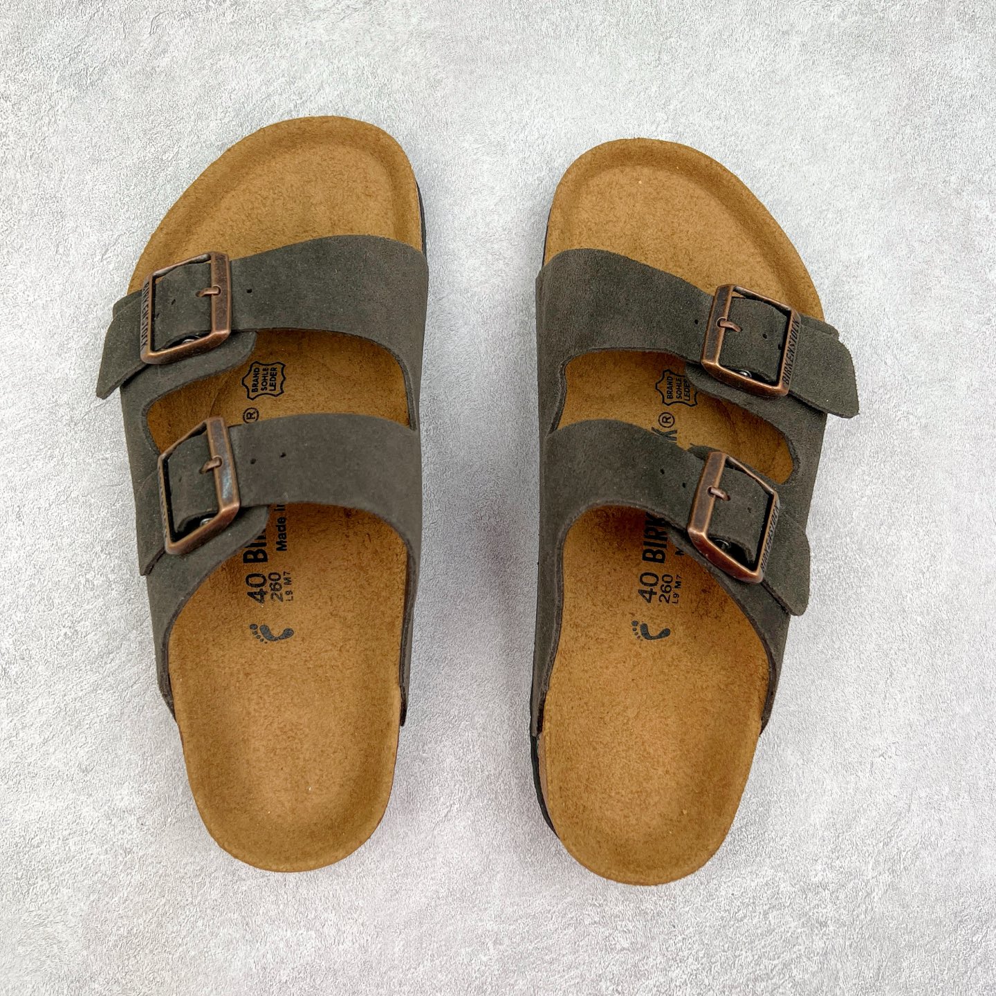 图片[3]-＃福利特价 Birkenstock Arizona 系列勃肯皮革绒面双扣时尚凉拖鞋 牛皮绒面革质地柔软 搭配可调节鞋扣提升穿着舒适度 人体工学设计分散脚部压力 保护脚踝 软木乳胶鞋床具有一定的收缩性 长时间穿着后能贴合脚型 EVA鞋底回弹性和抗张性力高 具有良好的防震、缓冲性 四季皆宜 柔软的鞋床采用额外的泡沫缓冲层 提供额外的舒适感和全天支撑 尺码：35-44-选品中心