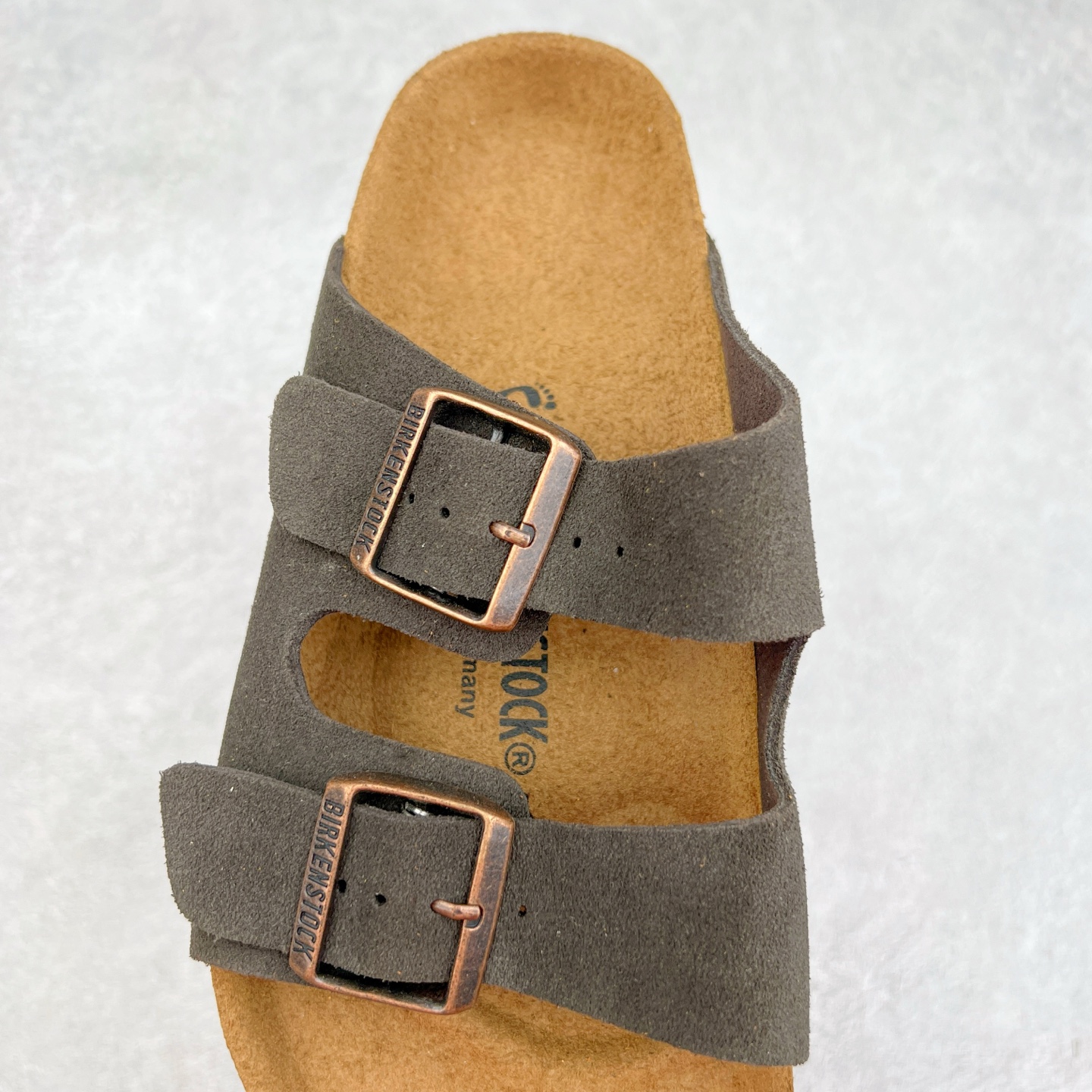 图片[5]-＃福利特价 Birkenstock Arizona 系列勃肯皮革绒面双扣时尚凉拖鞋 牛皮绒面革质地柔软 搭配可调节鞋扣提升穿着舒适度 人体工学设计分散脚部压力 保护脚踝 软木乳胶鞋床具有一定的收缩性 长时间穿着后能贴合脚型 EVA鞋底回弹性和抗张性力高 具有良好的防震、缓冲性 四季皆宜 柔软的鞋床采用额外的泡沫缓冲层 提供额外的舒适感和全天支撑 尺码：35-44-选品中心