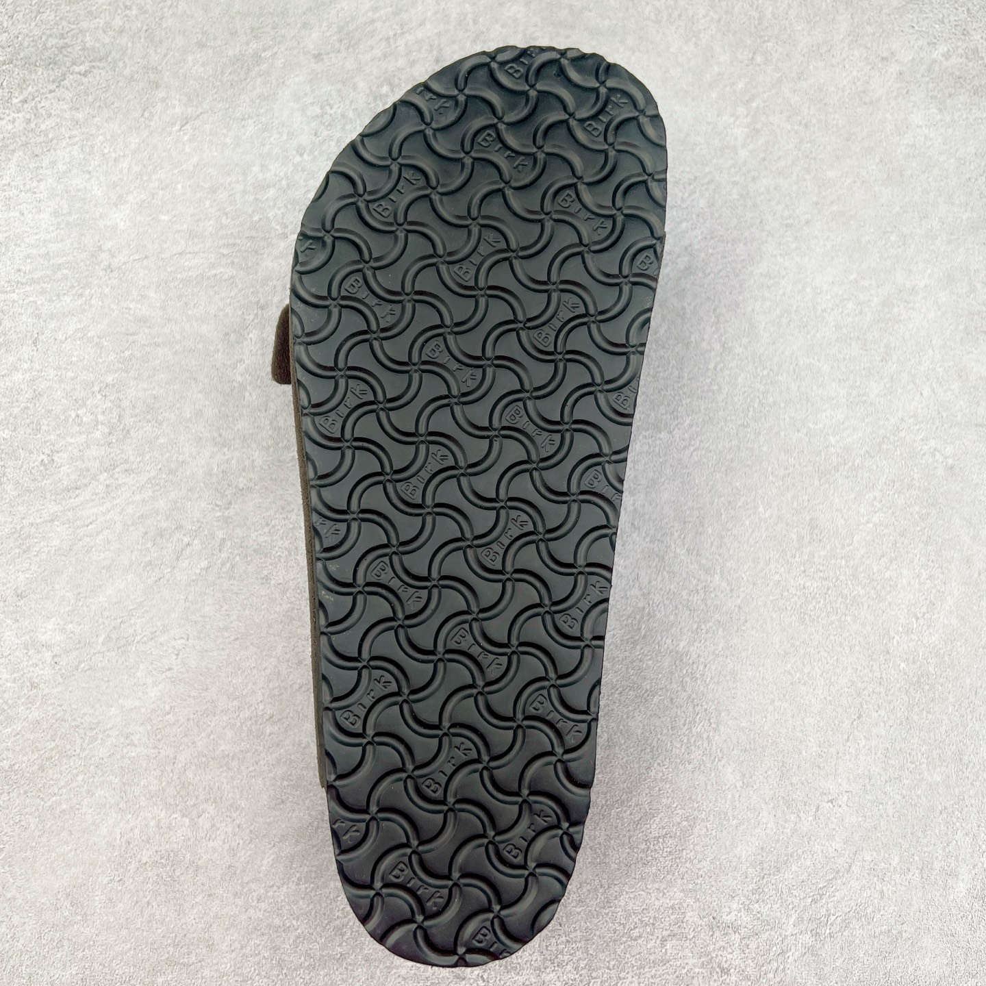 图片[9]-＃福利特价 Birkenstock Arizona 系列勃肯皮革绒面双扣时尚凉拖鞋 牛皮绒面革质地柔软 搭配可调节鞋扣提升穿着舒适度 人体工学设计分散脚部压力 保护脚踝 软木乳胶鞋床具有一定的收缩性 长时间穿着后能贴合脚型 EVA鞋底回弹性和抗张性力高 具有良好的防震、缓冲性 四季皆宜 柔软的鞋床采用额外的泡沫缓冲层 提供额外的舒适感和全天支撑 尺码：35-44-选品中心