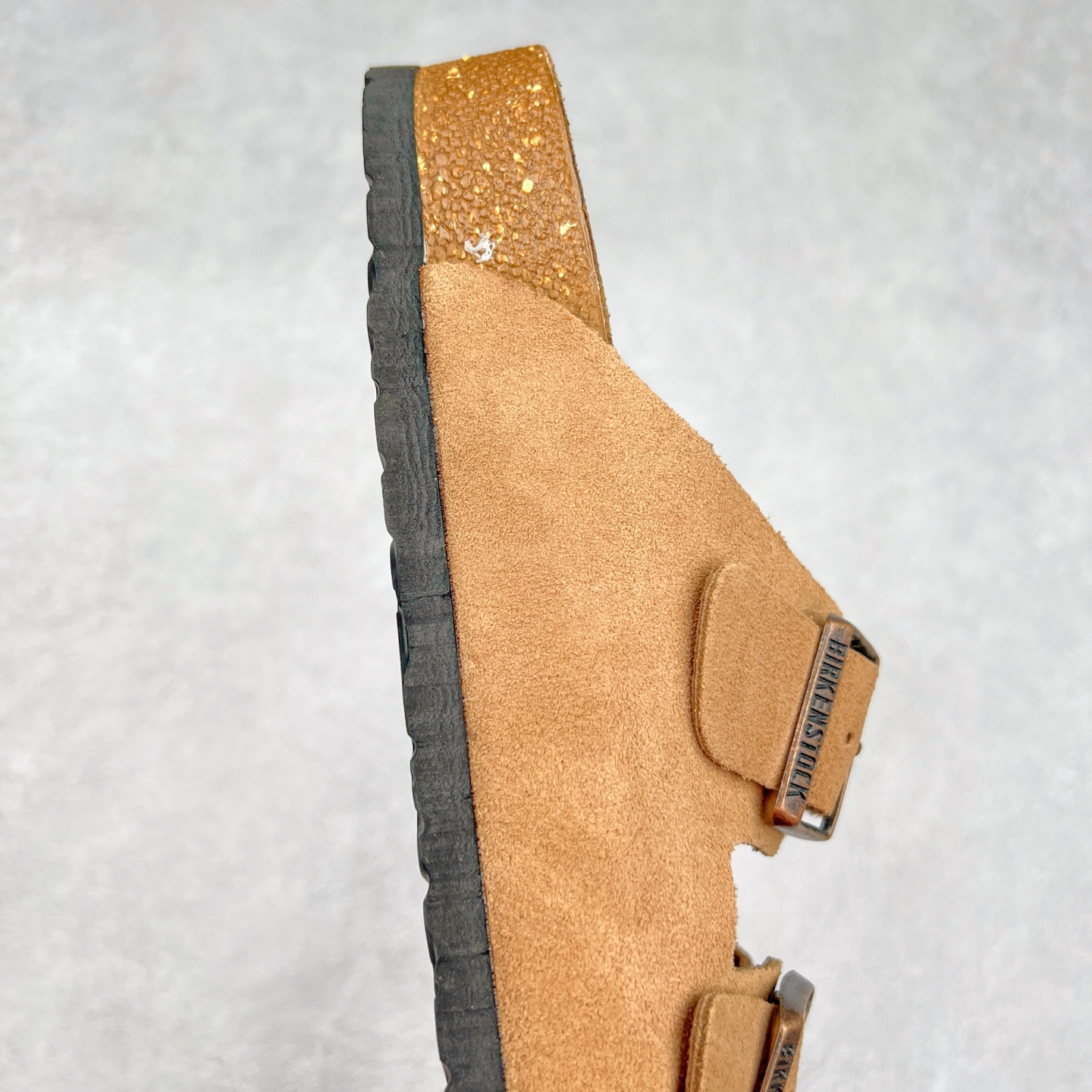 图片[6]-＃福利特价 Birkenstock Arizona 系列勃肯皮革绒面双扣时尚凉拖鞋 牛皮绒面革质地柔软 搭配可调节鞋扣提升穿着舒适度 人体工学设计分散脚部压力 保护脚踝 软木乳胶鞋床具有一定的收缩性 长时间穿着后能贴合脚型 EVA鞋底回弹性和抗张性力高 具有良好的防震、缓冲性 四季皆宜 柔软的鞋床采用额外的泡沫缓冲层 提供额外的舒适感和全天支撑 尺码：35-44-选品中心