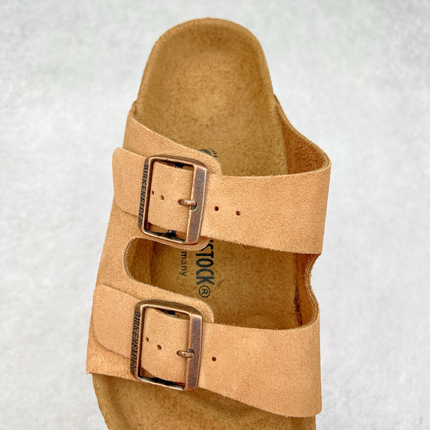 图片[5]-＃福利特价 Birkenstock Arizona 系列勃肯皮革绒面双扣时尚凉拖鞋 牛皮绒面革质地柔软 搭配可调节鞋扣提升穿着舒适度 人体工学设计分散脚部压力 保护脚踝 软木乳胶鞋床具有一定的收缩性 长时间穿着后能贴合脚型 EVA鞋底回弹性和抗张性力高 具有良好的防震、缓冲性 四季皆宜 柔软的鞋床采用额外的泡沫缓冲层 提供额外的舒适感和全天支撑 尺码：35-44-选品中心