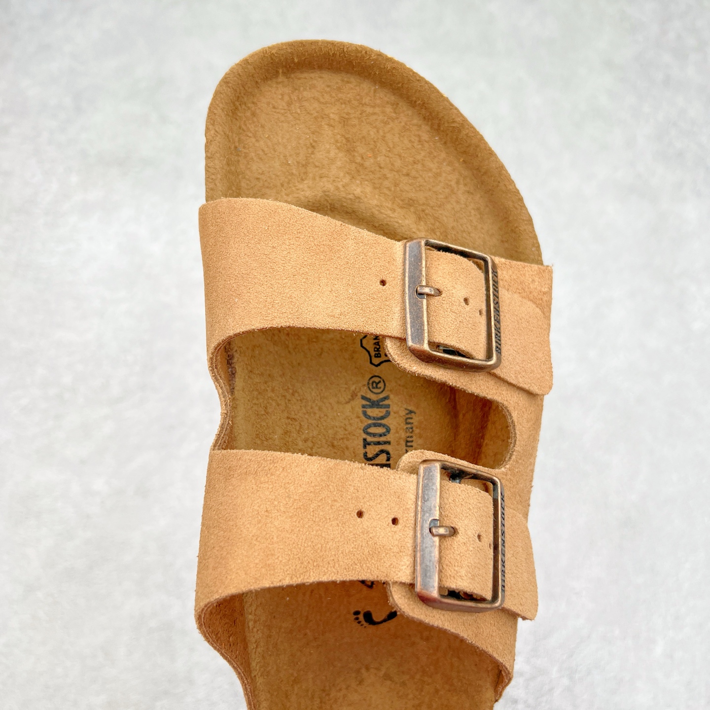 图片[4]-＃福利特价 Birkenstock Arizona 系列勃肯皮革绒面双扣时尚凉拖鞋 牛皮绒面革质地柔软 搭配可调节鞋扣提升穿着舒适度 人体工学设计分散脚部压力 保护脚踝 软木乳胶鞋床具有一定的收缩性 长时间穿着后能贴合脚型 EVA鞋底回弹性和抗张性力高 具有良好的防震、缓冲性 四季皆宜 柔软的鞋床采用额外的泡沫缓冲层 提供额外的舒适感和全天支撑 尺码：35-44-选品中心