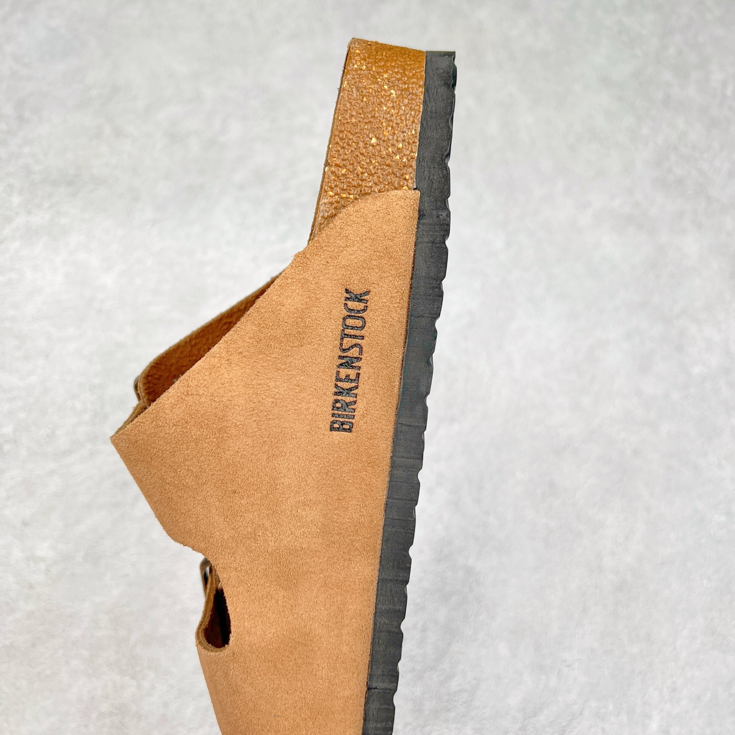 图片[7]-＃福利特价 Birkenstock Arizona 系列勃肯皮革绒面双扣时尚凉拖鞋 牛皮绒面革质地柔软 搭配可调节鞋扣提升穿着舒适度 人体工学设计分散脚部压力 保护脚踝 软木乳胶鞋床具有一定的收缩性 长时间穿着后能贴合脚型 EVA鞋底回弹性和抗张性力高 具有良好的防震、缓冲性 四季皆宜 柔软的鞋床采用额外的泡沫缓冲层 提供额外的舒适感和全天支撑 尺码：35-44-选品中心