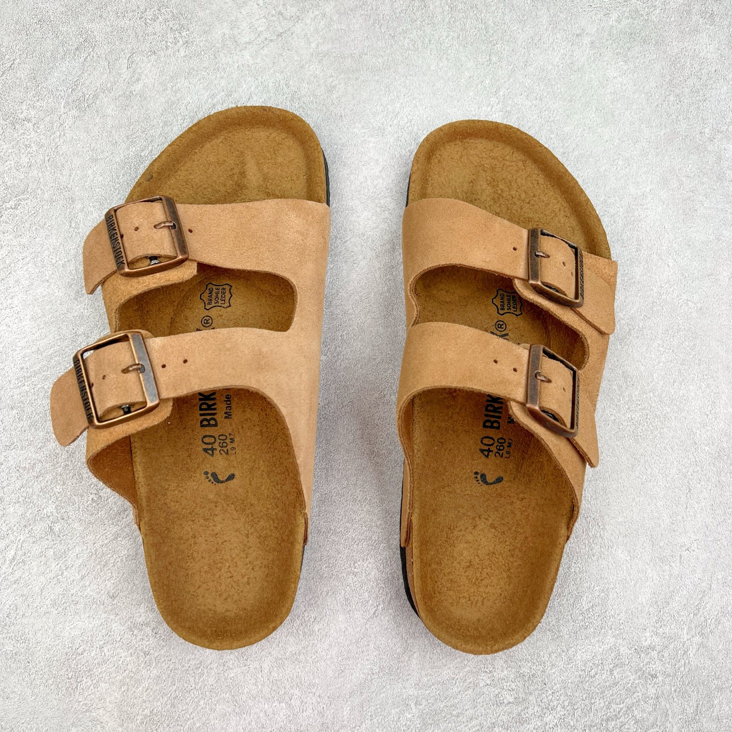 图片[3]-＃福利特价 Birkenstock Arizona 系列勃肯皮革绒面双扣时尚凉拖鞋 牛皮绒面革质地柔软 搭配可调节鞋扣提升穿着舒适度 人体工学设计分散脚部压力 保护脚踝 软木乳胶鞋床具有一定的收缩性 长时间穿着后能贴合脚型 EVA鞋底回弹性和抗张性力高 具有良好的防震、缓冲性 四季皆宜 柔软的鞋床采用额外的泡沫缓冲层 提供额外的舒适感和全天支撑 尺码：35-44-选品中心