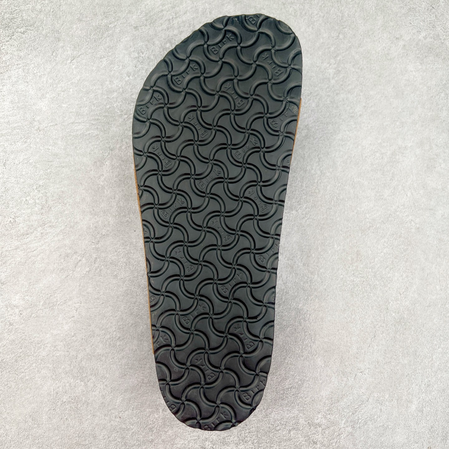 图片[9]-＃福利特价 Birkenstock Arizona 系列勃肯皮革绒面双扣时尚凉拖鞋 牛皮绒面革质地柔软 搭配可调节鞋扣提升穿着舒适度 人体工学设计分散脚部压力 保护脚踝 软木乳胶鞋床具有一定的收缩性 长时间穿着后能贴合脚型 EVA鞋底回弹性和抗张性力高 具有良好的防震、缓冲性 四季皆宜 柔软的鞋床采用额外的泡沫缓冲层 提供额外的舒适感和全天支撑 尺码：35-44-选品中心