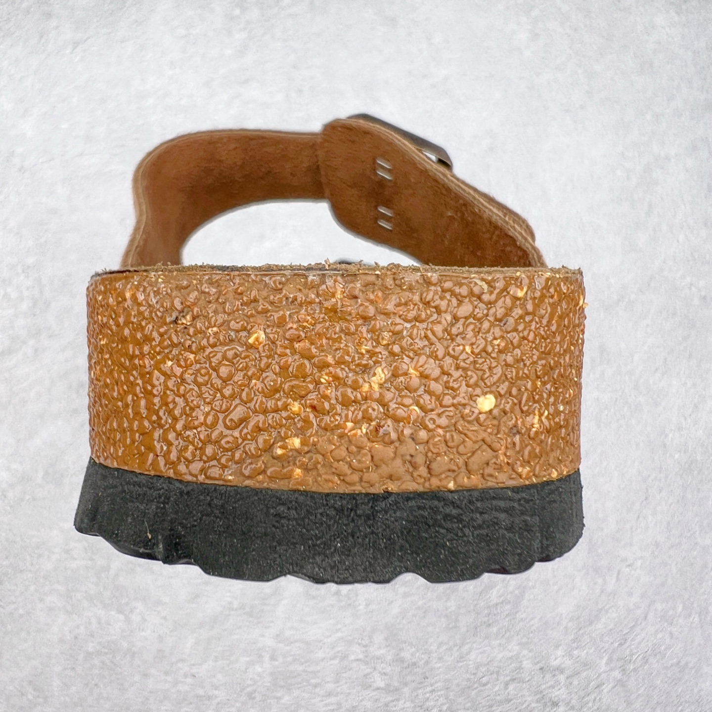 图片[8]-＃福利特价 Birkenstock Arizona 系列勃肯皮革绒面双扣时尚凉拖鞋 牛皮绒面革质地柔软 搭配可调节鞋扣提升穿着舒适度 人体工学设计分散脚部压力 保护脚踝 软木乳胶鞋床具有一定的收缩性 长时间穿着后能贴合脚型 EVA鞋底回弹性和抗张性力高 具有良好的防震、缓冲性 四季皆宜 柔软的鞋床采用额外的泡沫缓冲层 提供额外的舒适感和全天支撑 尺码：35-44-选品中心