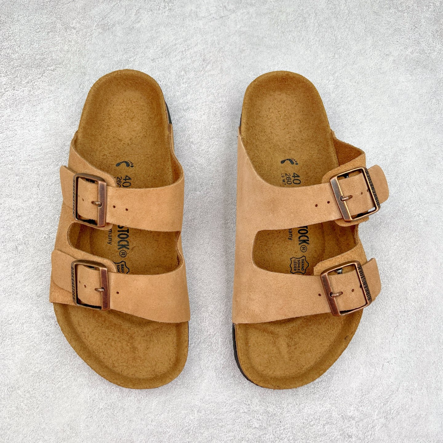 图片[2]-＃福利特价 Birkenstock Arizona 系列勃肯皮革绒面双扣时尚凉拖鞋 牛皮绒面革质地柔软 搭配可调节鞋扣提升穿着舒适度 人体工学设计分散脚部压力 保护脚踝 软木乳胶鞋床具有一定的收缩性 长时间穿着后能贴合脚型 EVA鞋底回弹性和抗张性力高 具有良好的防震、缓冲性 四季皆宜 柔软的鞋床采用额外的泡沫缓冲层 提供额外的舒适感和全天支撑 尺码：35-44-选品中心