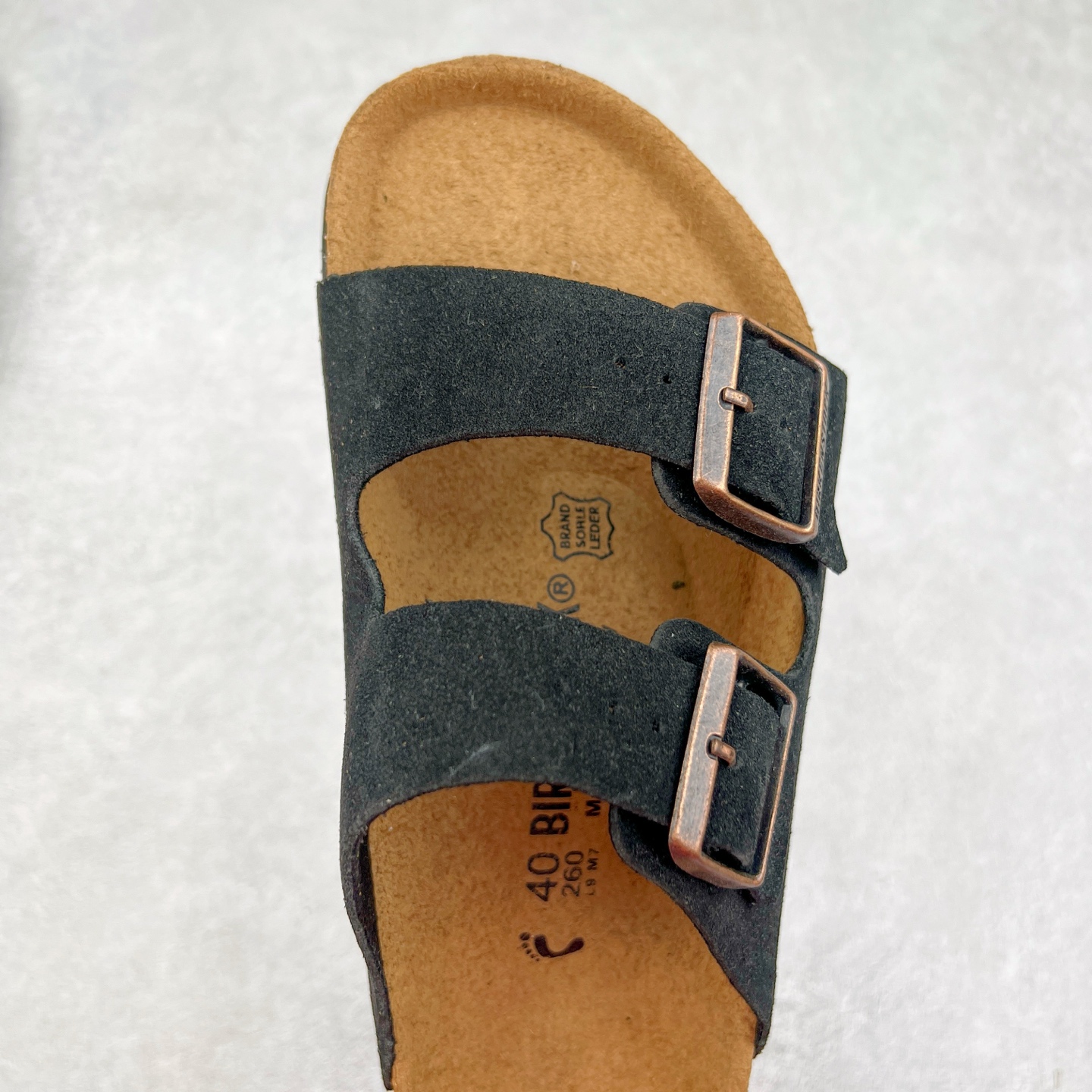 图片[4]-＃福利特价 Birkenstock Arizona 系列勃肯皮革绒面双扣时尚凉拖鞋 牛皮绒面革质地柔软 搭配可调节鞋扣提升穿着舒适度 人体工学设计分散脚部压力 保护脚踝 软木乳胶鞋床具有一定的收缩性 长时间穿着后能贴合脚型 EVA鞋底回弹性和抗张性力高 具有良好的防震、缓冲性 四季皆宜 柔软的鞋床采用额外的泡沫缓冲层 提供额外的舒适感和全天支撑 尺码：35-44-选品中心