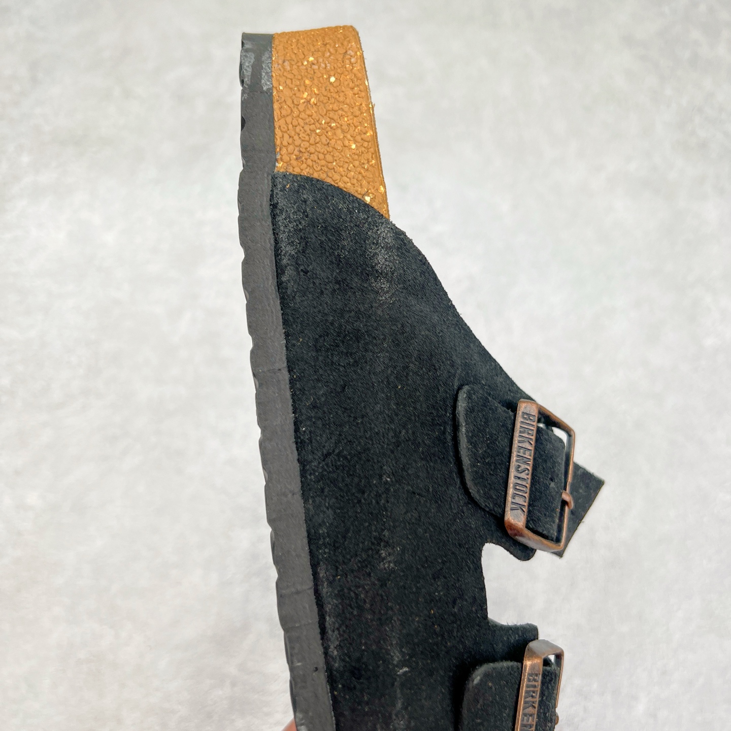 图片[6]-＃福利特价 Birkenstock Arizona 系列勃肯皮革绒面双扣时尚凉拖鞋 牛皮绒面革质地柔软 搭配可调节鞋扣提升穿着舒适度 人体工学设计分散脚部压力 保护脚踝 软木乳胶鞋床具有一定的收缩性 长时间穿着后能贴合脚型 EVA鞋底回弹性和抗张性力高 具有良好的防震、缓冲性 四季皆宜 柔软的鞋床采用额外的泡沫缓冲层 提供额外的舒适感和全天支撑 尺码：35-44-选品中心