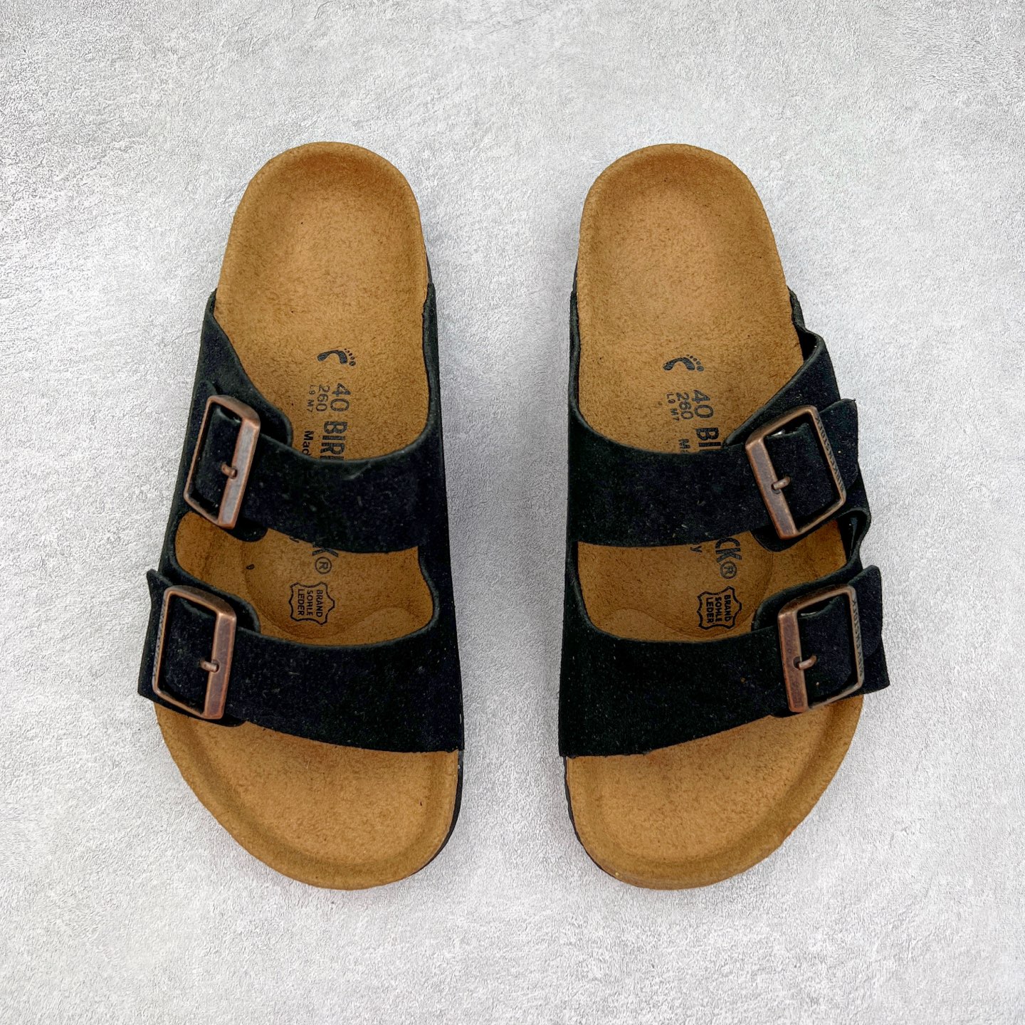 图片[2]-＃福利特价 Birkenstock Arizona 系列勃肯皮革绒面双扣时尚凉拖鞋 牛皮绒面革质地柔软 搭配可调节鞋扣提升穿着舒适度 人体工学设计分散脚部压力 保护脚踝 软木乳胶鞋床具有一定的收缩性 长时间穿着后能贴合脚型 EVA鞋底回弹性和抗张性力高 具有良好的防震、缓冲性 四季皆宜 柔软的鞋床采用额外的泡沫缓冲层 提供额外的舒适感和全天支撑 尺码：35-44-选品中心