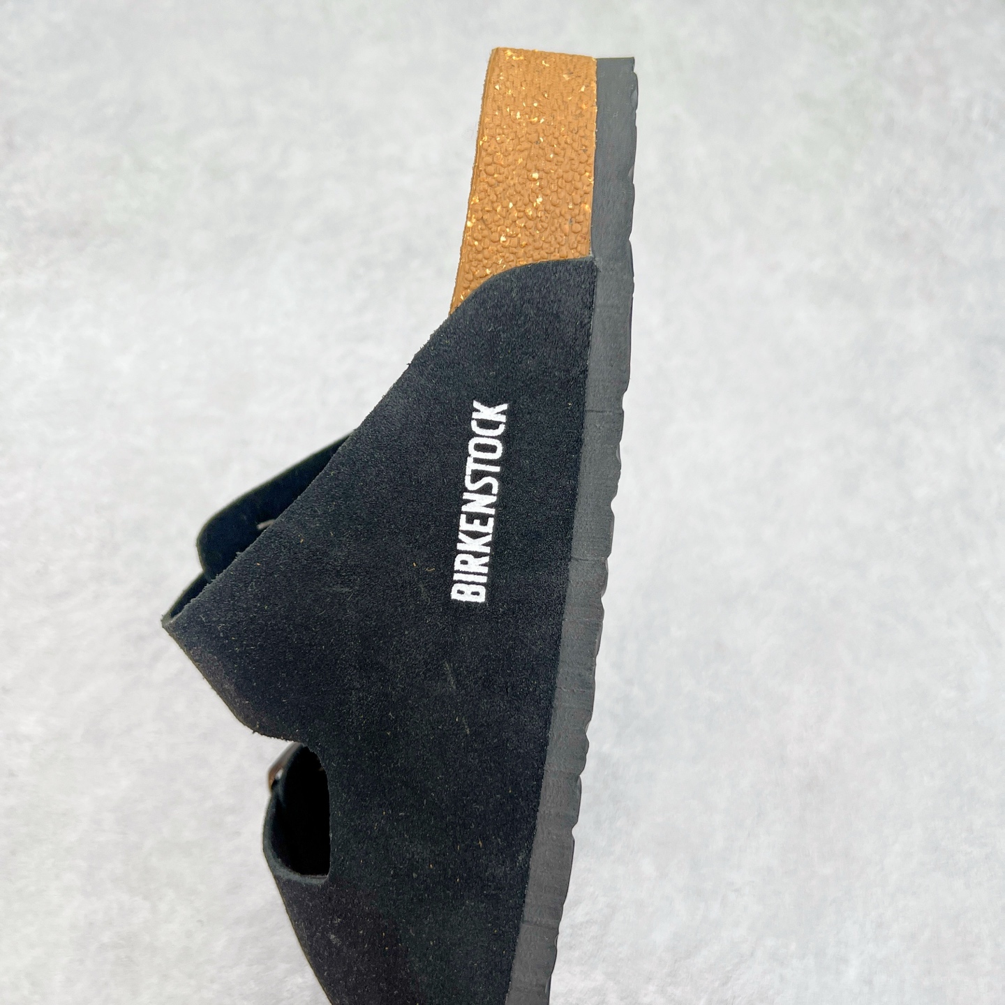 图片[7]-＃福利特价 Birkenstock Arizona 系列勃肯皮革绒面双扣时尚凉拖鞋 牛皮绒面革质地柔软 搭配可调节鞋扣提升穿着舒适度 人体工学设计分散脚部压力 保护脚踝 软木乳胶鞋床具有一定的收缩性 长时间穿着后能贴合脚型 EVA鞋底回弹性和抗张性力高 具有良好的防震、缓冲性 四季皆宜 柔软的鞋床采用额外的泡沫缓冲层 提供额外的舒适感和全天支撑 尺码：35-44-选品中心