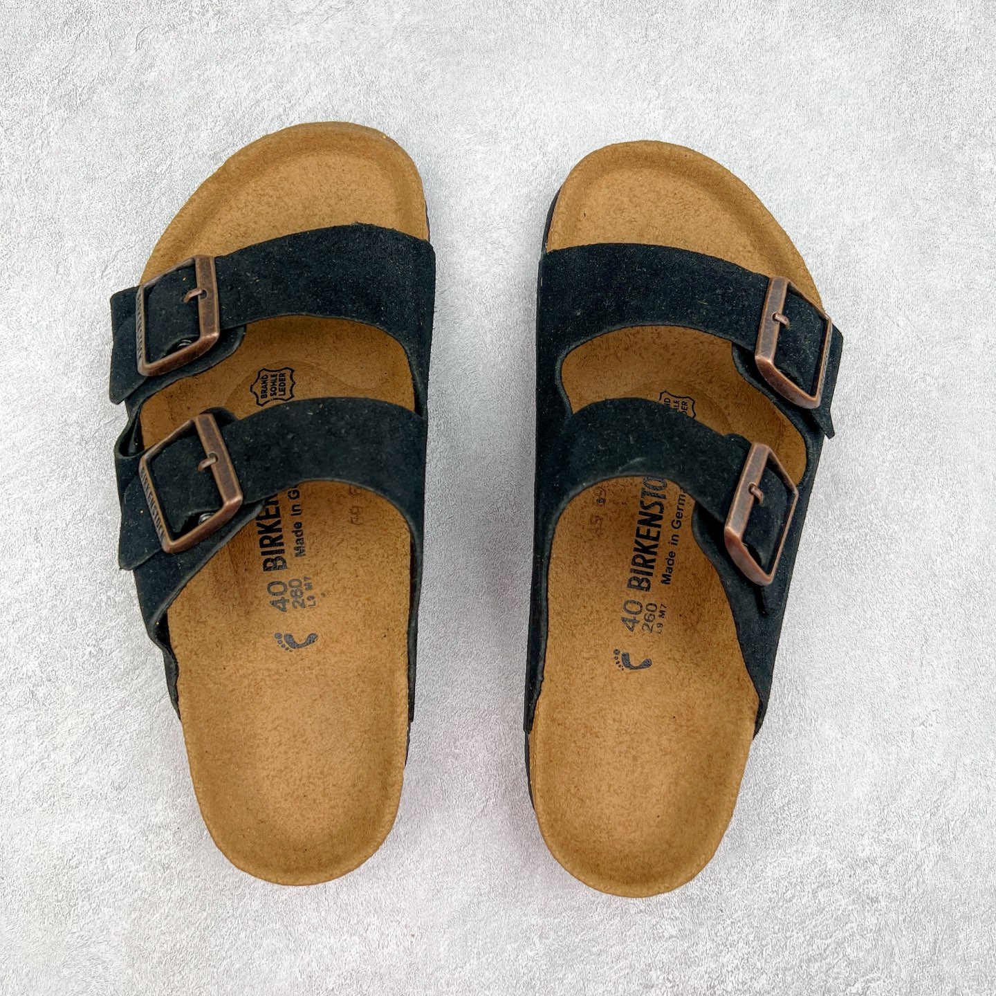 图片[3]-＃福利特价 Birkenstock Arizona 系列勃肯皮革绒面双扣时尚凉拖鞋 牛皮绒面革质地柔软 搭配可调节鞋扣提升穿着舒适度 人体工学设计分散脚部压力 保护脚踝 软木乳胶鞋床具有一定的收缩性 长时间穿着后能贴合脚型 EVA鞋底回弹性和抗张性力高 具有良好的防震、缓冲性 四季皆宜 柔软的鞋床采用额外的泡沫缓冲层 提供额外的舒适感和全天支撑 尺码：35-44-选品中心