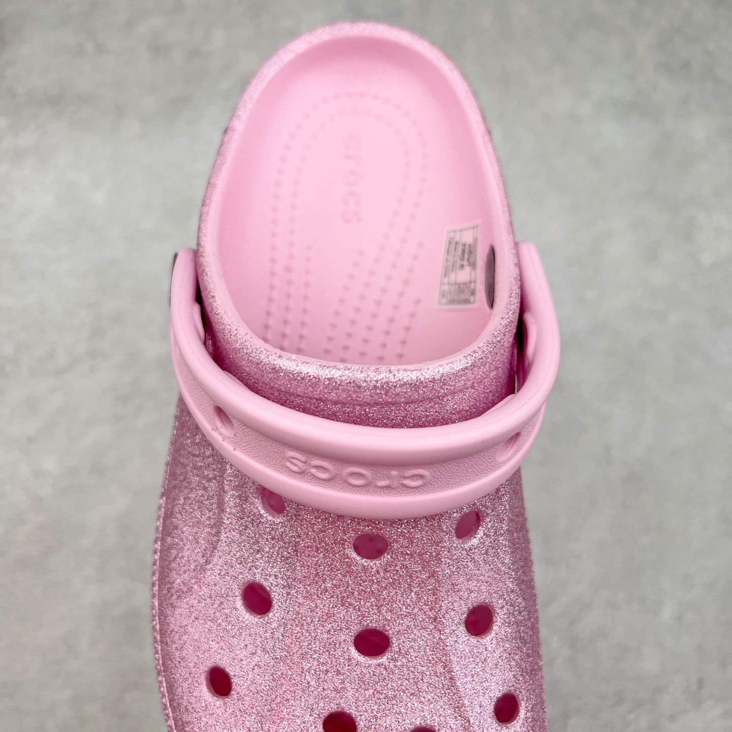 图片[5]-＃DG莞产 Crocs Classic Clog 卡骆驰休闲沙滩洞洞鞋拖鞋凉鞋泡芙鞋 联名款 透明防水袋包装 注意配件需单独购买 超轻Croslite专利材料打造 鞋面更加耐用易清洗 该鞋款轻盈舒适 2002年 经典克骆格诞生 秉承外形简单 穿着舒适的初衷 不断为消费者带来舒适的穿着体验 穿出“趣”味 鞋面洞洞可搭彰显个性的智必星 一鞋两穿 可调节式后跟带增添鞋身的稳固性能 放前面变成愜意舒适的凉拖 放后面行走跑跳更加稳妥 Croslite ™材料 封闭式细胞树脂 能够在体温作用下自动变形以适应脚部形状 涉水性优秀的同时易于清洁 抓地力强 不易打滑 Crocs的核心理念：轻便 灵活 全方位的舒适感 同步官方尺码：M4（36-37） M5（37-38）M6（38-39）M7（39-40）-选品中心