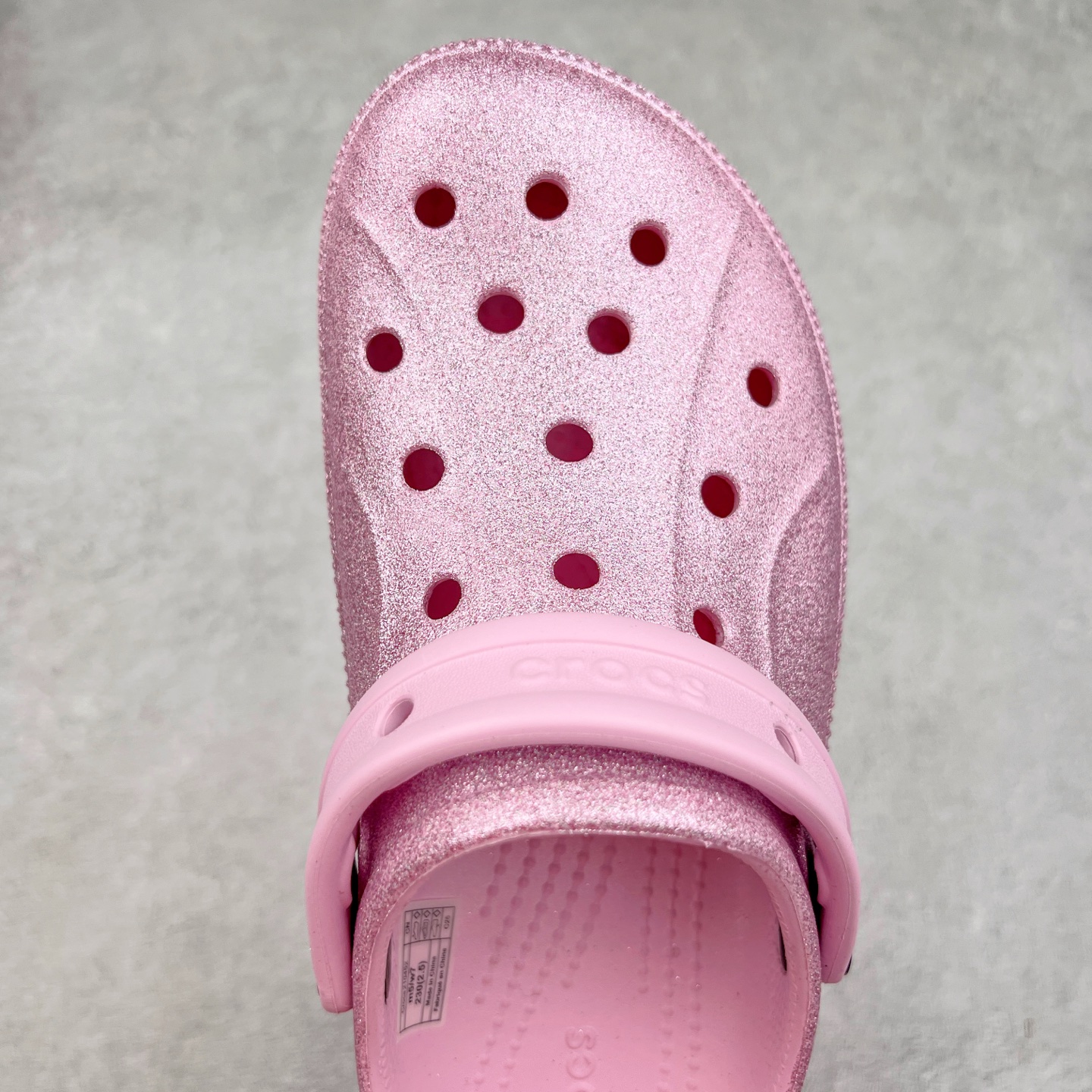 图片[4]-＃DG莞产 Crocs Classic Clog 卡骆驰休闲沙滩洞洞鞋拖鞋凉鞋泡芙鞋 联名款 透明防水袋包装 注意配件需单独购买 超轻Croslite专利材料打造 鞋面更加耐用易清洗 该鞋款轻盈舒适 2002年 经典克骆格诞生 秉承外形简单 穿着舒适的初衷 不断为消费者带来舒适的穿着体验 穿出“趣”味 鞋面洞洞可搭彰显个性的智必星 一鞋两穿 可调节式后跟带增添鞋身的稳固性能 放前面变成愜意舒适的凉拖 放后面行走跑跳更加稳妥 Croslite ™材料 封闭式细胞树脂 能够在体温作用下自动变形以适应脚部形状 涉水性优秀的同时易于清洁 抓地力强 不易打滑 Crocs的核心理念：轻便 灵活 全方位的舒适感 同步官方尺码：M4（36-37） M5（37-38）M6（38-39）M7（39-40）-选品中心