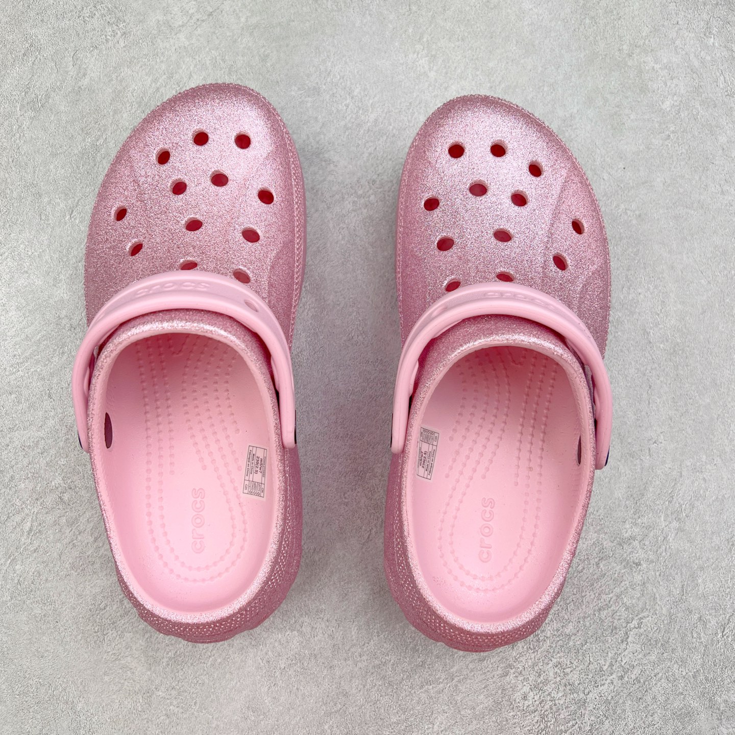 图片[3]-＃DG莞产 Crocs Classic Clog 卡骆驰休闲沙滩洞洞鞋拖鞋凉鞋泡芙鞋 联名款 透明防水袋包装 注意配件需单独购买 超轻Croslite专利材料打造 鞋面更加耐用易清洗 该鞋款轻盈舒适 2002年 经典克骆格诞生 秉承外形简单 穿着舒适的初衷 不断为消费者带来舒适的穿着体验 穿出“趣”味 鞋面洞洞可搭彰显个性的智必星 一鞋两穿 可调节式后跟带增添鞋身的稳固性能 放前面变成愜意舒适的凉拖 放后面行走跑跳更加稳妥 Croslite ™材料 封闭式细胞树脂 能够在体温作用下自动变形以适应脚部形状 涉水性优秀的同时易于清洁 抓地力强 不易打滑 Crocs的核心理念：轻便 灵活 全方位的舒适感 同步官方尺码：M4（36-37） M5（37-38）M6（38-39）M7（39-40）-选品中心