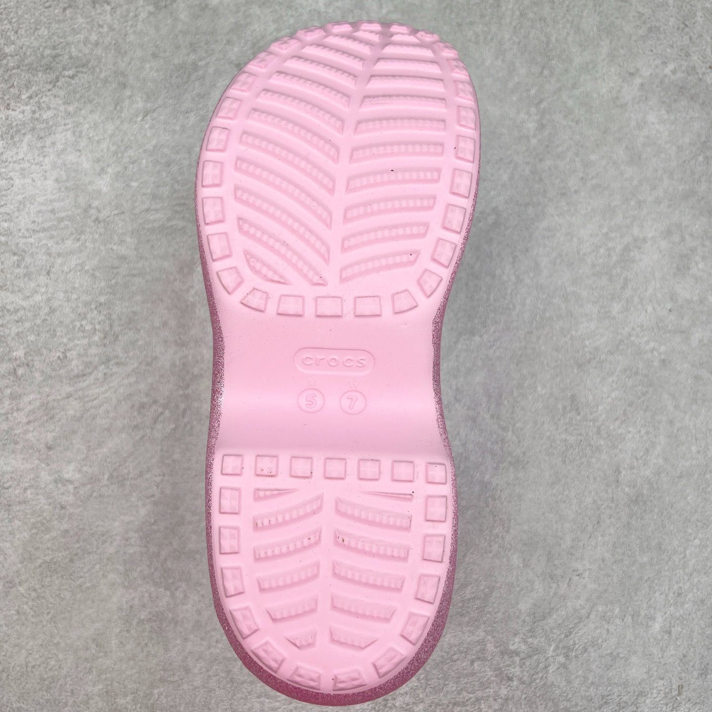 图片[9]-＃DG莞产 Crocs Classic Clog 卡骆驰休闲沙滩洞洞鞋拖鞋凉鞋泡芙鞋 联名款 透明防水袋包装 注意配件需单独购买 超轻Croslite专利材料打造 鞋面更加耐用易清洗 该鞋款轻盈舒适 2002年 经典克骆格诞生 秉承外形简单 穿着舒适的初衷 不断为消费者带来舒适的穿着体验 穿出“趣”味 鞋面洞洞可搭彰显个性的智必星 一鞋两穿 可调节式后跟带增添鞋身的稳固性能 放前面变成愜意舒适的凉拖 放后面行走跑跳更加稳妥 Croslite ™材料 封闭式细胞树脂 能够在体温作用下自动变形以适应脚部形状 涉水性优秀的同时易于清洁 抓地力强 不易打滑 Crocs的核心理念：轻便 灵活 全方位的舒适感 同步官方尺码：M4（36-37） M5（37-38）M6（38-39）M7（39-40）-选品中心