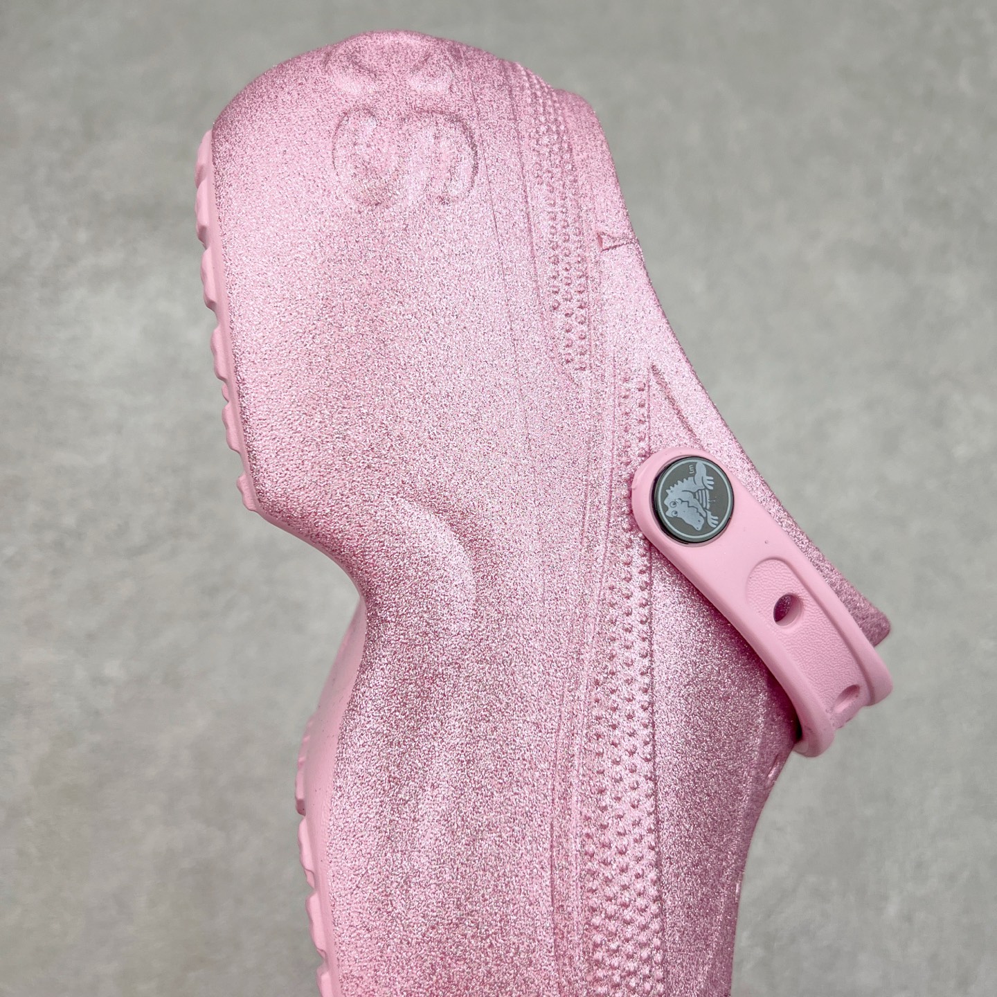 图片[6]-＃DG莞产 Crocs Classic Clog 卡骆驰休闲沙滩洞洞鞋拖鞋凉鞋泡芙鞋 联名款 透明防水袋包装 注意配件需单独购买 超轻Croslite专利材料打造 鞋面更加耐用易清洗 该鞋款轻盈舒适 2002年 经典克骆格诞生 秉承外形简单 穿着舒适的初衷 不断为消费者带来舒适的穿着体验 穿出“趣”味 鞋面洞洞可搭彰显个性的智必星 一鞋两穿 可调节式后跟带增添鞋身的稳固性能 放前面变成愜意舒适的凉拖 放后面行走跑跳更加稳妥 Croslite ™材料 封闭式细胞树脂 能够在体温作用下自动变形以适应脚部形状 涉水性优秀的同时易于清洁 抓地力强 不易打滑 Crocs的核心理念：轻便 灵活 全方位的舒适感 同步官方尺码：M4（36-37） M5（37-38）M6（38-39）M7（39-40）-选品中心