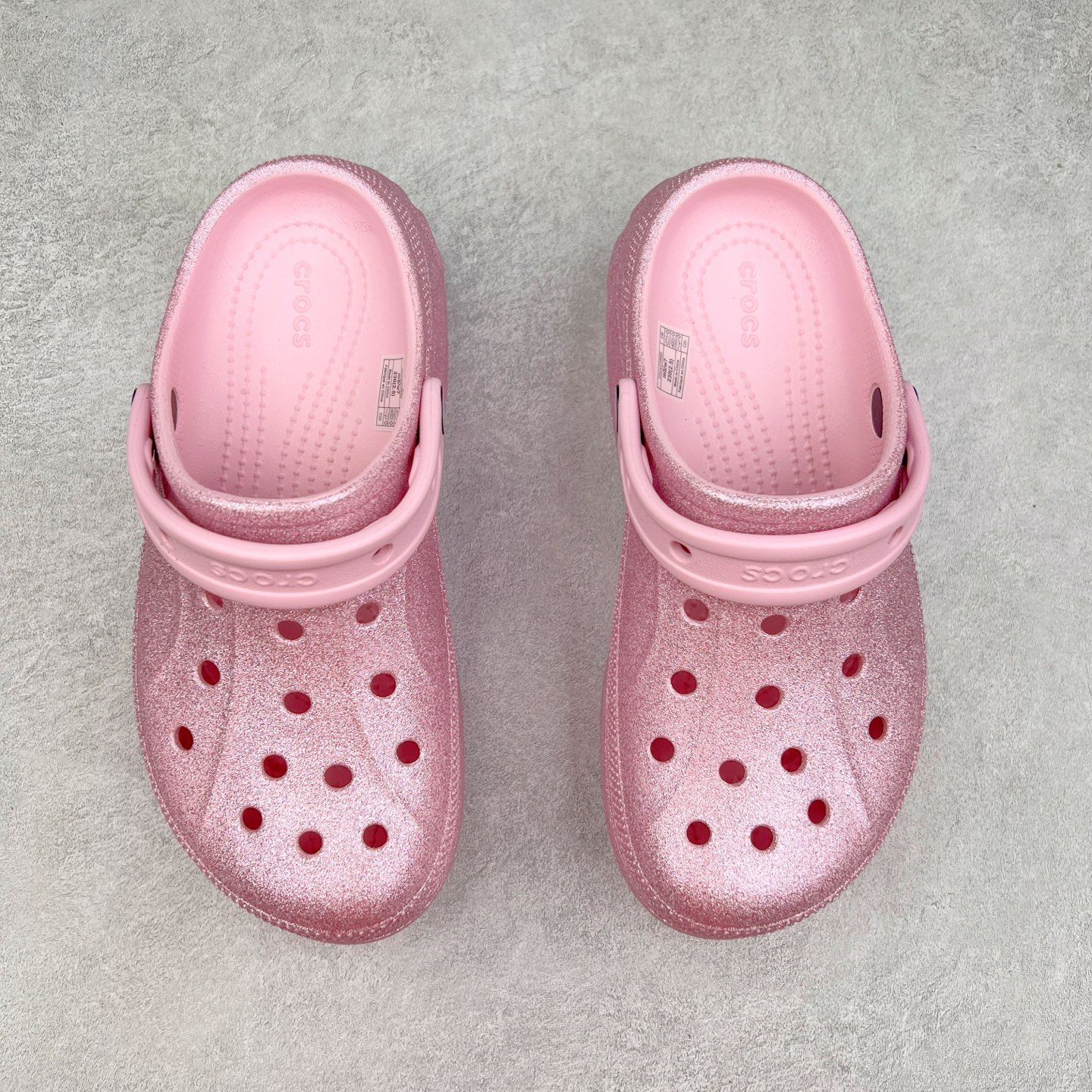 图片[2]-＃DG莞产 Crocs Classic Clog 卡骆驰休闲沙滩洞洞鞋拖鞋凉鞋泡芙鞋 联名款 透明防水袋包装 注意配件需单独购买 超轻Croslite专利材料打造 鞋面更加耐用易清洗 该鞋款轻盈舒适 2002年 经典克骆格诞生 秉承外形简单 穿着舒适的初衷 不断为消费者带来舒适的穿着体验 穿出“趣”味 鞋面洞洞可搭彰显个性的智必星 一鞋两穿 可调节式后跟带增添鞋身的稳固性能 放前面变成愜意舒适的凉拖 放后面行走跑跳更加稳妥 Croslite ™材料 封闭式细胞树脂 能够在体温作用下自动变形以适应脚部形状 涉水性优秀的同时易于清洁 抓地力强 不易打滑 Crocs的核心理念：轻便 灵活 全方位的舒适感 同步官方尺码：M4（36-37） M5（37-38）M6（38-39）M7（39-40）-选品中心