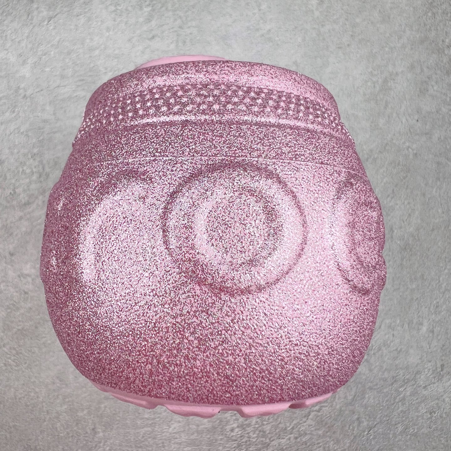 图片[8]-＃DG莞产 Crocs Classic Clog 卡骆驰休闲沙滩洞洞鞋拖鞋凉鞋泡芙鞋 联名款 透明防水袋包装 注意配件需单独购买 超轻Croslite专利材料打造 鞋面更加耐用易清洗 该鞋款轻盈舒适 2002年 经典克骆格诞生 秉承外形简单 穿着舒适的初衷 不断为消费者带来舒适的穿着体验 穿出“趣”味 鞋面洞洞可搭彰显个性的智必星 一鞋两穿 可调节式后跟带增添鞋身的稳固性能 放前面变成愜意舒适的凉拖 放后面行走跑跳更加稳妥 Croslite ™材料 封闭式细胞树脂 能够在体温作用下自动变形以适应脚部形状 涉水性优秀的同时易于清洁 抓地力强 不易打滑 Crocs的核心理念：轻便 灵活 全方位的舒适感 同步官方尺码：M4（36-37） M5（37-38）M6（38-39）M7（39-40）-选品中心