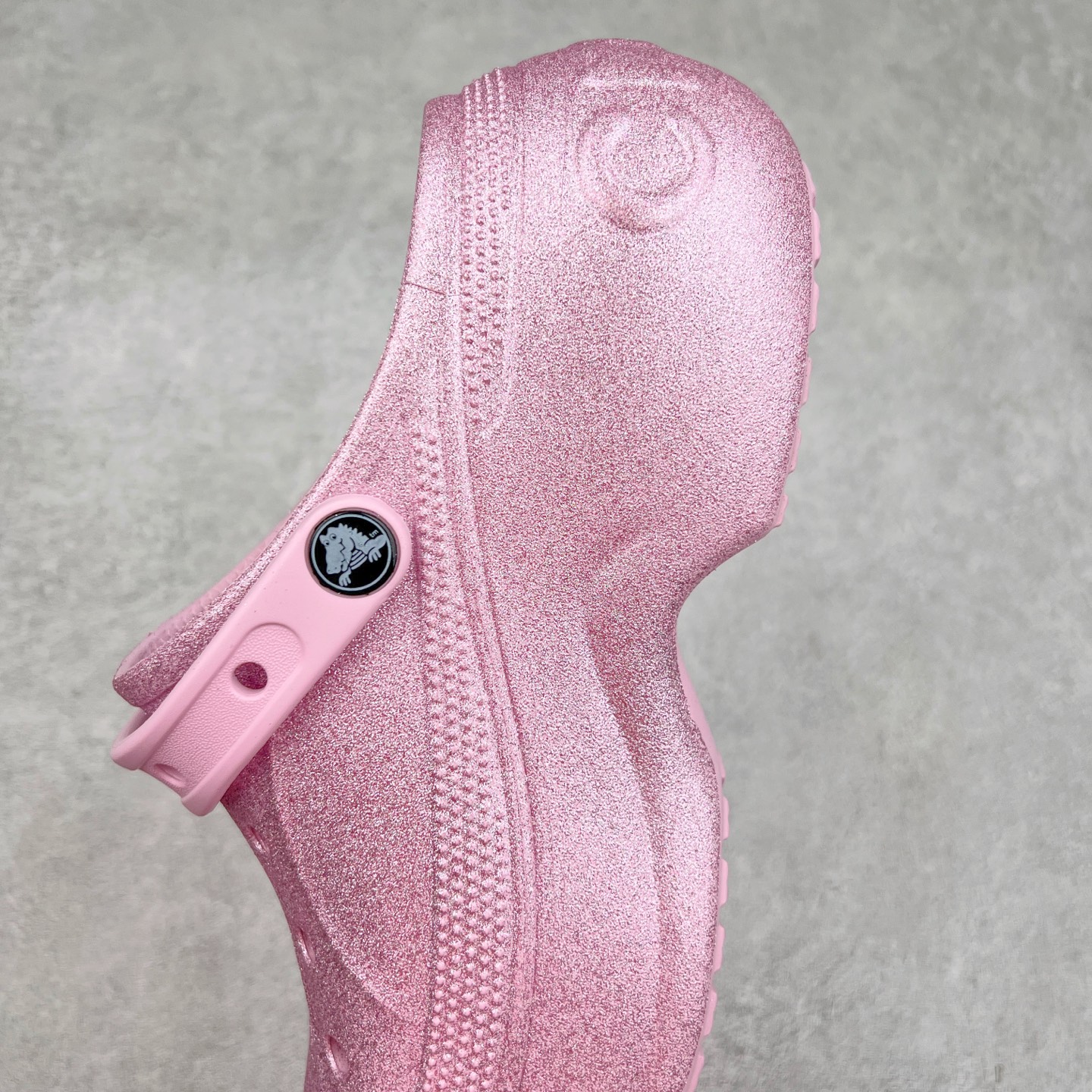 图片[7]-＃DG莞产 Crocs Classic Clog 卡骆驰休闲沙滩洞洞鞋拖鞋凉鞋泡芙鞋 联名款 透明防水袋包装 注意配件需单独购买 超轻Croslite专利材料打造 鞋面更加耐用易清洗 该鞋款轻盈舒适 2002年 经典克骆格诞生 秉承外形简单 穿着舒适的初衷 不断为消费者带来舒适的穿着体验 穿出“趣”味 鞋面洞洞可搭彰显个性的智必星 一鞋两穿 可调节式后跟带增添鞋身的稳固性能 放前面变成愜意舒适的凉拖 放后面行走跑跳更加稳妥 Croslite ™材料 封闭式细胞树脂 能够在体温作用下自动变形以适应脚部形状 涉水性优秀的同时易于清洁 抓地力强 不易打滑 Crocs的核心理念：轻便 灵活 全方位的舒适感 同步官方尺码：M4（36-37） M5（37-38）M6（38-39）M7（39-40）-选品中心