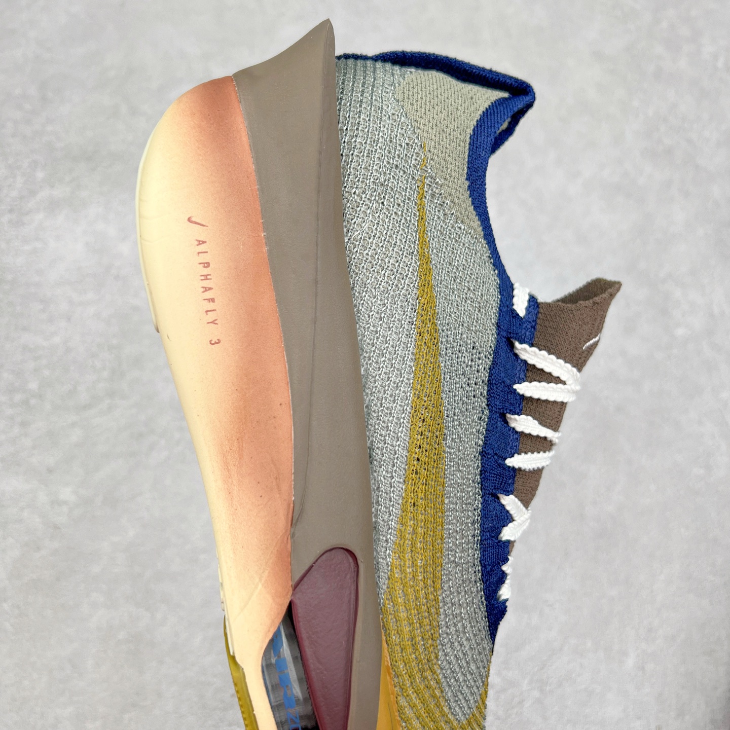 图片[6]-＃纯原 NK Air Zoom Alphafly NEXT% 3 2024全新马拉松超级跑鞋 HV4318-320 有史以来最轻盈、测试次数最多的NK Alphafly 经过精英马拉松运动员的测试验证 并搭载Air Zoom气垫 旨在助力跑者实现突破 取得更佳的成绩 在开发过程中 Alphafly 3帮助耐克运动员凯尔文·基普图姆（Kelvin Kiptum）以2：00：35的成绩刷新了马拉松世界纪录 Alphafly的动力设计没有改变——Air Zoom气垫单元、Flyplate碳纤维板和ZoomX泡绵 但是整体系统的制作方法略有调整 优化和提升了对运动员的帮助 主要更新包括一体式鞋底 提供顺畅稳定的“后跟到脚趾”过渡；更宽的全长Flyplate碳纤维板提供稳定助推力 全新Fast Shot外底保证出色牵引力和抓地力 全新Atomknit 3.0鞋面提供更强的控制力、透气性和中足支撑力 尺码：36 36.5 37.5 38 38.5 39 40 40.5 41 42 42.5 43 44 44.5 45 46-选品中心