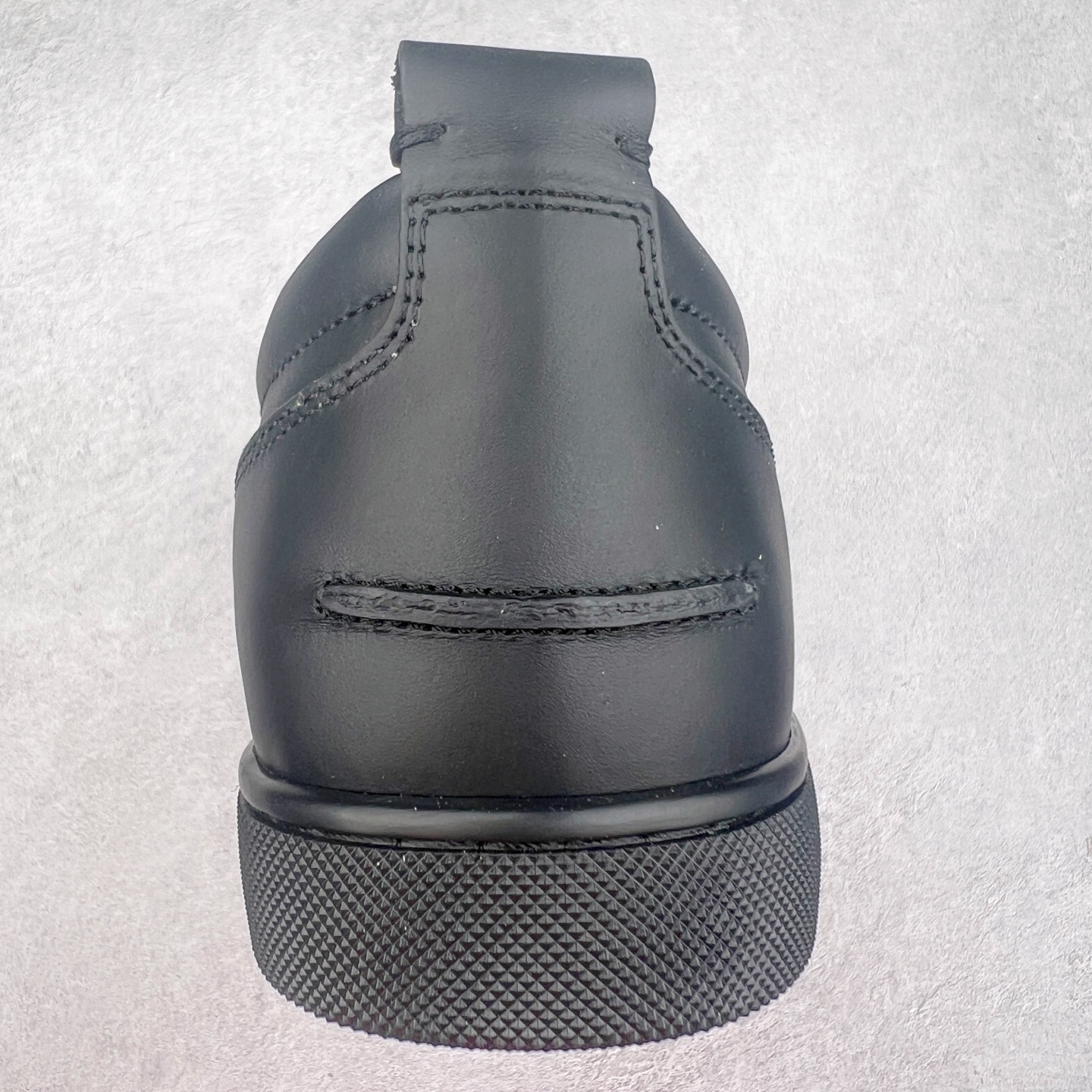 图片[8]-＃GD广顶 CL路铂廷 Louis Junior Spikes 圆头系带 低帮 时尚板鞋 宇宙的尽头是经典 CL红底鞋铆钉男款经典小白鞋毛刺 低调的黑白风 效果夺目，耀眼吸睛 LOUIS JUNIOR 男士铆钉运动鞋，呼应80年代永恒经典的低帮网球鞋风格，展现现代时尚新意 鞋身采用麂皮制成，本季品牌经典尖刺铆钉元素盛装亮相，以纯白铆钉铺满鞋头，每颗尖刺铆钉都需特定工艺制作而成，低调奢华 不浮夸！！ 尺码：40 41 42 43 44 45 46-选品中心