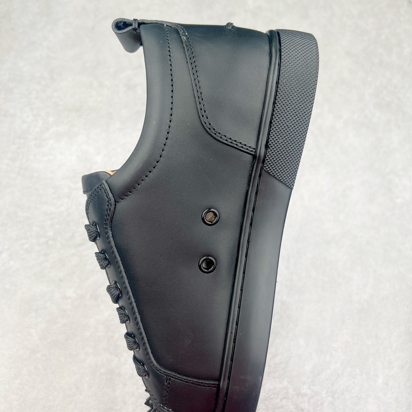 图片[7]-＃GD广顶 CL路铂廷 Louis Junior Spikes 圆头系带 低帮 时尚板鞋 宇宙的尽头是经典 CL红底鞋铆钉男款经典小白鞋毛刺 低调的黑白风 效果夺目，耀眼吸睛 LOUIS JUNIOR 男士铆钉运动鞋，呼应80年代永恒经典的低帮网球鞋风格，展现现代时尚新意 鞋身采用麂皮制成，本季品牌经典尖刺铆钉元素盛装亮相，以纯白铆钉铺满鞋头，每颗尖刺铆钉都需特定工艺制作而成，低调奢华 不浮夸！！ 尺码：40 41 42 43 44 45 46-选品中心