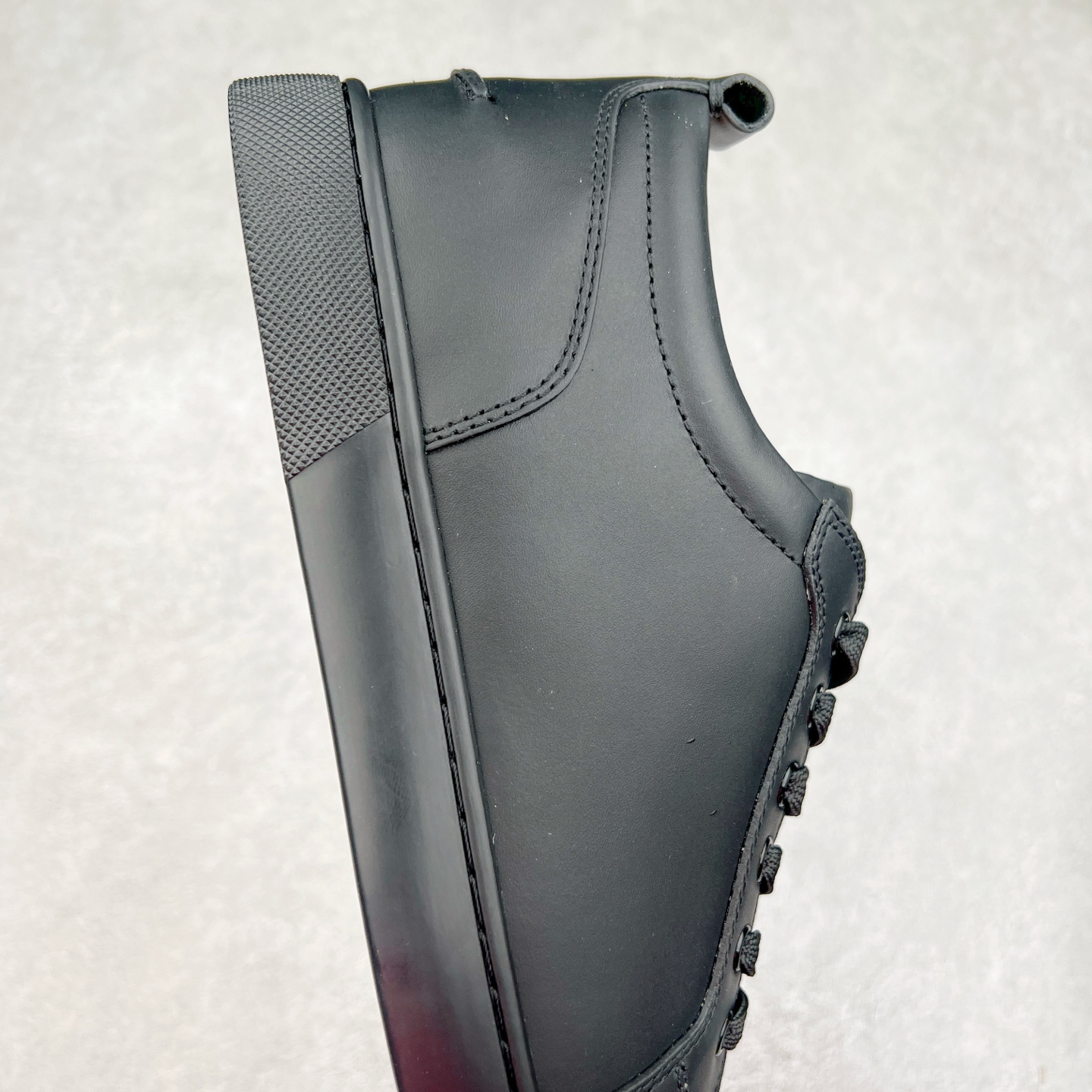 图片[6]-＃GD广顶 CL路铂廷 Louis Junior Spikes 圆头系带 低帮 时尚板鞋 宇宙的尽头是经典 CL红底鞋铆钉男款经典小白鞋毛刺 低调的黑白风 效果夺目，耀眼吸睛 LOUIS JUNIOR 男士铆钉运动鞋，呼应80年代永恒经典的低帮网球鞋风格，展现现代时尚新意 鞋身采用麂皮制成，本季品牌经典尖刺铆钉元素盛装亮相，以纯白铆钉铺满鞋头，每颗尖刺铆钉都需特定工艺制作而成，低调奢华 不浮夸！！ 尺码：40 41 42 43 44 45 46-选品中心