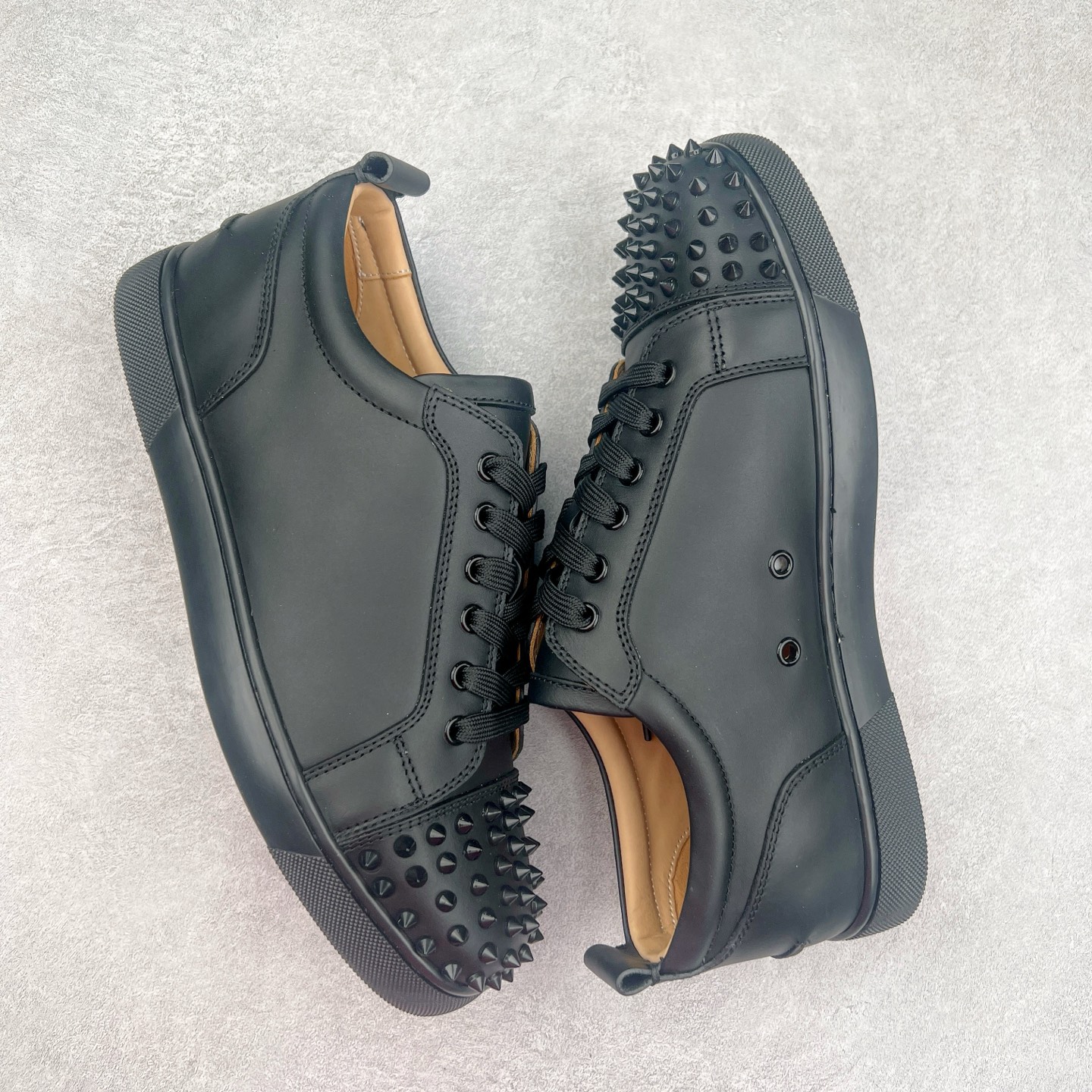 图片[3]-＃GD广顶 CL路铂廷 Louis Junior Spikes 圆头系带 低帮 时尚板鞋 宇宙的尽头是经典 CL红底鞋铆钉男款经典小白鞋毛刺 低调的黑白风 效果夺目，耀眼吸睛 LOUIS JUNIOR 男士铆钉运动鞋，呼应80年代永恒经典的低帮网球鞋风格，展现现代时尚新意 鞋身采用麂皮制成，本季品牌经典尖刺铆钉元素盛装亮相，以纯白铆钉铺满鞋头，每颗尖刺铆钉都需特定工艺制作而成，低调奢华 不浮夸！！ 尺码：40 41 42 43 44 45 46-选品中心