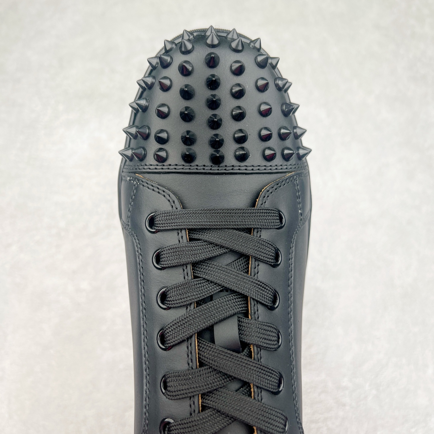 图片[4]-＃GD广顶 CL路铂廷 Louis Junior Spikes 圆头系带 低帮 时尚板鞋 宇宙的尽头是经典 CL红底鞋铆钉男款经典小白鞋毛刺 低调的黑白风 效果夺目，耀眼吸睛 LOUIS JUNIOR 男士铆钉运动鞋，呼应80年代永恒经典的低帮网球鞋风格，展现现代时尚新意 鞋身采用麂皮制成，本季品牌经典尖刺铆钉元素盛装亮相，以纯白铆钉铺满鞋头，每颗尖刺铆钉都需特定工艺制作而成，低调奢华 不浮夸！！ 尺码：40 41 42 43 44 45 46-选品中心